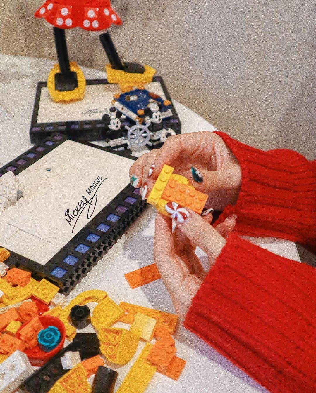 中島絢乃さんのインスタグラム写真 - (中島絢乃Instagram)「🐭🌷🐭﻿ ﻿ ﻿ みてー！！！！😍💞💞﻿ 私が#レゴ で作った#ミッキーミニー なの🐭❤️﻿ 自分で何時間もかけて組み立てたから﻿ 愛着がすごいよ😂💞🐭🐭﻿ ﻿ ﻿ クラシックでおしゃれで可愛い😍❤︎﻿ 飾っておきたくなるーー！！！😍💞🏡﻿ (しっかり飾る🙋🏻‍♀️←)﻿ ﻿ ﻿ ﻿ ﻿ ＂大人向けのレゴ＂ということで、﻿ ピースも工程もめちゃくちゃ多くて﻿ 集中してやる作業が好きな私は﻿ 気付いたらまさかの朝4時まで﻿ 作り続けてしまいました🤣💥🧱❤️笑﻿ (2日目の動画寝不足の顔してる🤣🤣笑)﻿ ﻿ 空いた時間にちょこちょこ作ってもいいし、﻿ 小さい頃やってたレゴとはまた違って﻿ ゴールがあるから達成感もあるし、﻿ おうち時間にもぴったり😌💞🏡﻿ しかも完成したら飾っておきたくなる可愛さ😂💞﻿ これはおすすめできます！！🙏✨﻿ クリスマスプレゼントにも良さそうだよね🎅🏻💝﻿ ﻿ ﻿ またこの楽しさを思い出してしまったから﻿ もっと作りたいーーー😂❤️﻿ 楽しかったーー！！！✨﻿ 𓂃 𓈒𓏸 ‎𓂃 𓈒𓏸 ‎𓂃 𓈒𓏸 ‎𓂃 𓈒𓏸 ‎𓂃 𓈒﻿ #LEGO #大人のレゴ #PR」12月15日 15時00分 - nakajima_ayano