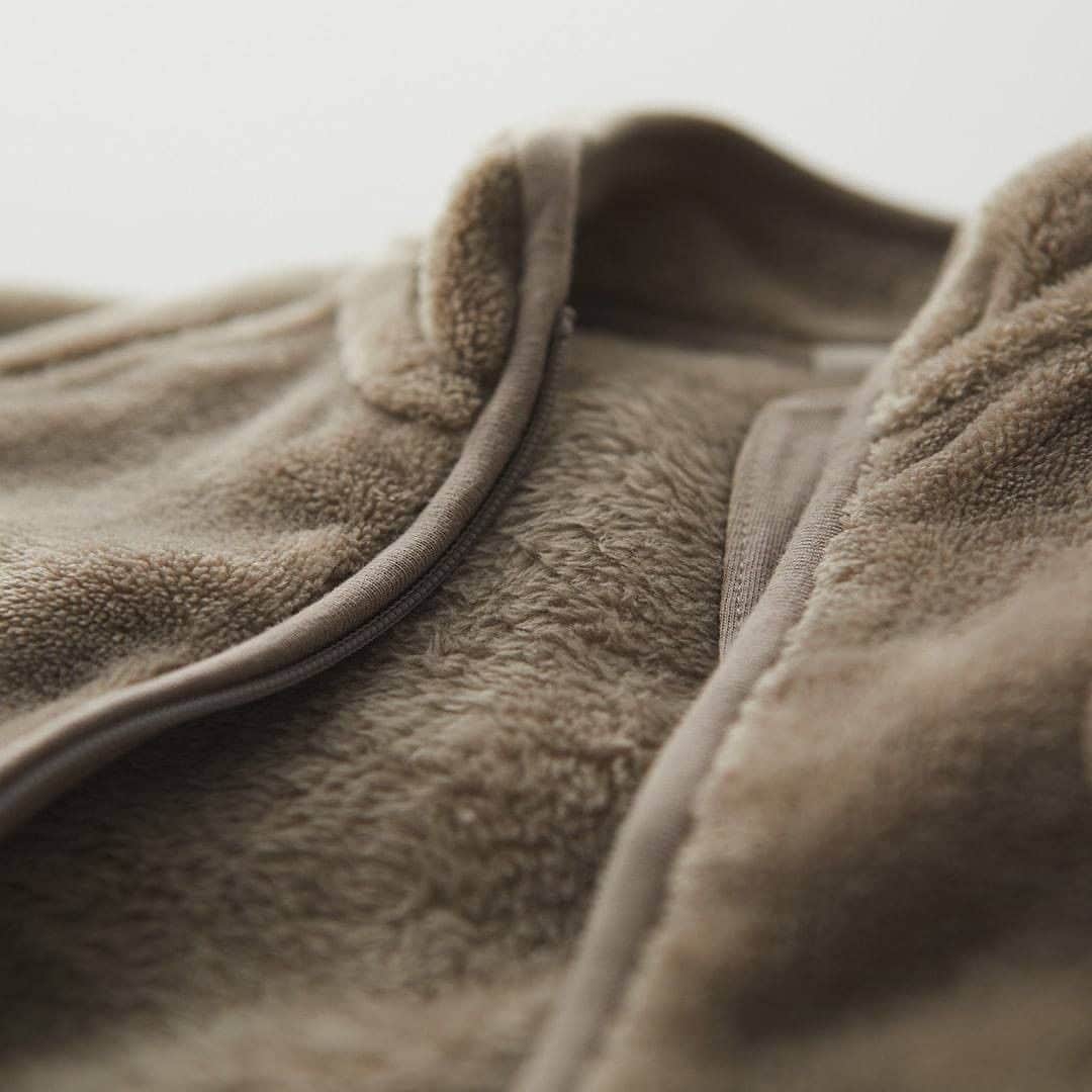 無印良品さんのインスタグラム写真 - (無印良品Instagram)「【新商品】あたたかファイバー着る毛布シリーズ - マイクロファイバー毛布の軽くてあたたかな素材でつくった「あたたかファイバー着る毛布」シリーズ。 ジャケットやベスト、パーカーなど、こどもから大人まで、幅広く取り揃えました。 なめらかでふかふかな肌触りで、寒さから身を守ります。 - #無印良品 #MUJI #着る毛布 #アウター #ルームウェア」12月15日 15時00分 - muji_global