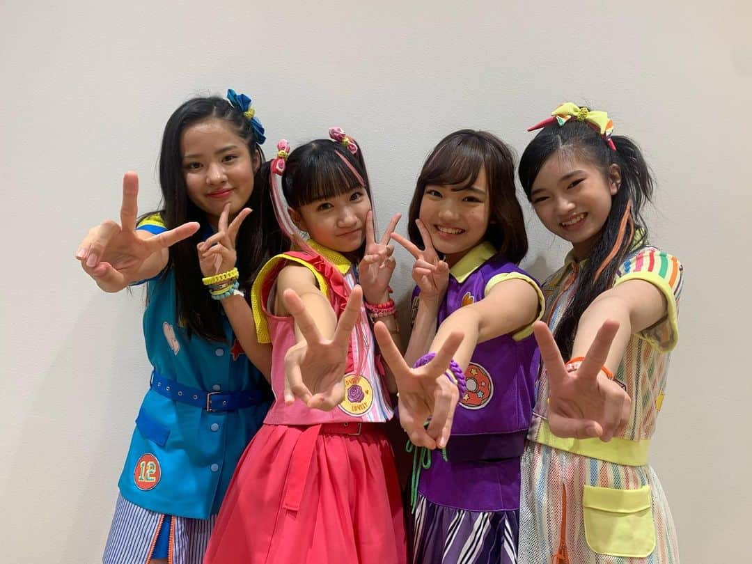 のインスタグラム：「🐶🍭🌺☀️  【Girls²学園】メンバー直筆の年賀状をお届け！﻿ 応募受付スタート！🎍💕﻿  ﻿ lovely²メンバーから直筆の年賀状が﻿ 届くスペシャルな企画が決定しました😆﻿  ﻿ lovely²メンバーの直筆&サイン入りの年賀状が届く企画です(*^ω^*)﻿ 当選者は総勢40名！﻿ メンバーひとりひとりが10名様へ、﻿ 心を込めて年賀状をお送りします☺️✨﻿ ﻿ 必ず注意事項をよく読んで、﻿ 応募期間内に応募フォームから﻿ 必要事項をご入力いただきご応募ください♪﻿  ﻿  ﻿ ★是非この機会にオフィシャルモバイルファンクラブ「Girls²学園」にご入会ください！﻿ 【Girls²オフィシャルモバイルファンクラブ﻿ 「Girls²学園」ご入会はコチラ♪】﻿ https://girls2-fc.jp/﻿ (月額330円(税込)の有料サービスとなります)﻿  ﻿  ﻿ ■応募期間﻿ 2020年12月15日(火)15:00〜2020年12月17日(木)12:00﻿  ﻿ ■応募フォーム﻿ https://girls2-fc.jp/page/forms/468659590746080297  ﻿  ﻿ ■発送時期﻿ 2021年1月初旬﻿ ※お日にちや時間の指定はできません。﻿ また、やむを得ない事情により発送時期が﻿ 変わる可能性がございます。﻿ ご了承いただける方のみご応募お願いいたします。﻿  ﻿ ■ご当選のご連絡﻿ 当選者様の登録メールアドレスへご連絡いたします。﻿  ﻿ ■対象メンバー﻿ 渡辺未優・山口莉愛・山下結衣・杉浦優來﻿  ﻿ ■参加対象﻿ Girls²学園会員様﻿  ﻿ ■注意事項﻿ ・ご当選された際にはメールにてご連絡させていただきます。﻿ ・個別での当選確認は行っておりませんので、ご了承ください。﻿ ・本品の発送までにGirls²学園で退会手続きを行った場合、当選対象から除外されますのでお気をつけください。﻿ ・ドメイン指定受信、アドレス指定受信を設定されている場合「girls2-fc.jp」「personal@girls2-fc.jp」からのメールを受信出来るように設定して下さい。﻿ ・ ご連絡が取れなかった場合、繰り上げ当選とさせていただきますので、予めご了承ください。﻿  ﻿ ■禁止事項﻿ ・本品が紛失、盗難にあった場合など、いかなる場合におきましても再発送は出来かねます。﻿ ・譲渡・転売、インターネットオークション等への出品、手紙の内容をネットでの公開、SNS等への転載は、いかなる場合でも禁止しております。﻿ ・上記内容を守っていただけない場合はファンクラブコンテンツ、イベントへの応募、参加等ができなくなってしまいますのでご注意くださいませ。﻿  ﻿ ■個人情報について﻿ ・本コンテンツの応募を通じてお客様からご提供いただきました個人情報を、本コンテンツの運営に関すること以外の目的で使用することはありません。﻿ ・当社が本コンテンツを通じて得る個人情報は、お客様のご了承をいただかない限り、第三者に開示することは一切ありません。ただし、当社が事前に秘密保持契約を締結した当社の関連会社または業務委託先等に発送に必要な情報を開示する場合があります。﻿ ・また、法令等により開示を求められた場合、人の生命および身体または財産などの重大な利益を保護するために緊急を要する場合には、お客様にお断りすることなく情報開示することがあります。  #lovely2  #ラブリーラブリー﻿ #ラブパトリーナ #ラブパト﻿ #ラブパトピンク #愛羽ツバサ #渡辺未優﻿ #ラブパトパープル #紫原サライ #山口莉愛﻿ #ラブパトブルー #青瀬コハナ #山下結衣﻿ #ラブパトシャイン #七色ソラ #杉浦優來﻿ #まるばつさんかく ﻿ #とぅわりんりんたんたん　﻿ #大事なモノ」