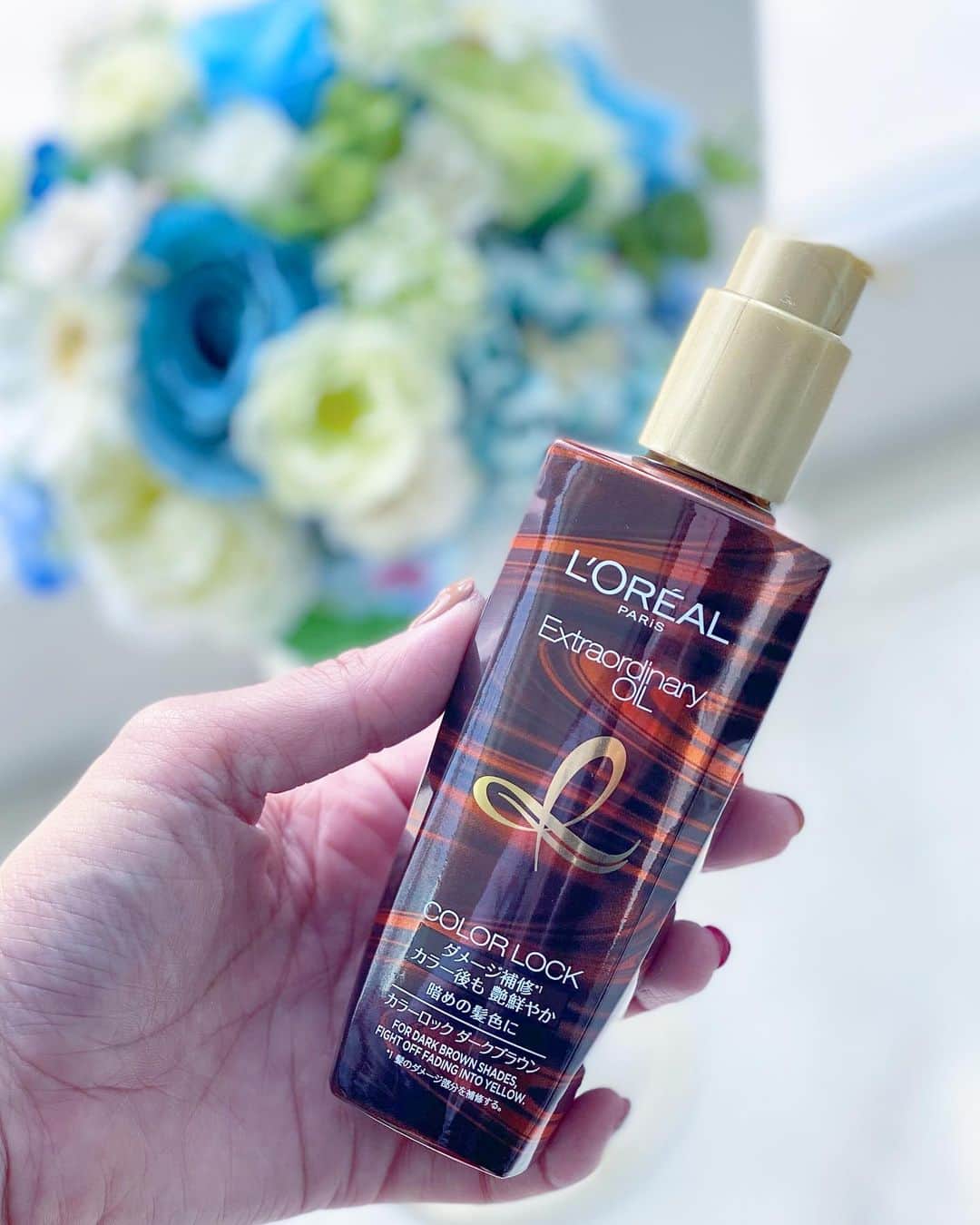 のインスタグラム：「#ロレアルパリ の #ヘアオイル 😉✨ @lorealparis ㅤㅤㅤㅤㅤㅤㅤㅤㅤ 2020/9/4発売の 【#カラーロックヘアオイル】❣️ ㅤㅤㅤㅤㅤㅤㅤㅤㅤ  史上初のカラーケア専用オイルで、 ✔️カラー後の色落ちケア ✔️黄ばみ抑制 ✔️ダメージ補修 などを叶えてくれる新しいヘアオイルなの😍💕 ㅤㅤㅤㅤㅤㅤㅤㅤㅤ ㅤㅤㅤㅤㅤㅤㅤㅤㅤ 💙エルセーヴ エクストラオーディナリー  オイル カラーロックヘアオイル ダークブラウン 100ml ￥2,420税込 ㅤㅤㅤㅤㅤㅤㅤㅤㅤ セミロングくらいの人なら、 タオルドライした髪や乾いた髪に 1〜2プッシュのオイルを使用するだけ🙆🏻‍♀️ 特に色落ちや黄ばみが気になる毛先を中心に塗ってるよ💫 ㅤㅤㅤㅤㅤㅤㅤㅤㅤ  どのカラーでも幅広く使える設計でセラウッドオイルを配合で更に髪のツヤを与える効果もあるんだとか✨✨ ㅤㅤㅤㅤㅤㅤㅤㅤㅤ カラーバターとかカラーバタースプレーと違って、手にも服にも色移りしにくいべたつきにくいのもありがたい🥺🙏🙏 ㅤㅤㅤㅤㅤㅤㅤㅤㅤ 爽やかなフローラルブーケの香りもお気に入り💐 ㅤㅤㅤㅤㅤㅤㅤㅤㅤ ㅤㅤㅤㅤㅤㅤㅤㅤㅤ ㅤㅤㅤㅤㅤㅤㅤㅤㅤ ㅤㅤㅤㅤㅤㅤㅤㅤㅤ ㅤㅤㅤㅤㅤㅤㅤㅤㅤ ㅤㅤㅤㅤㅤㅤㅤㅤㅤ #lorealparis #ロレアルパリ #カラーリッシュルルージュ #ロレアルパリヘアオイル #カラーロックヘアオイル #ヘアケア #美容 #skincare #美肌 #美容 #beauty #cosme #美意識 #美容女子 #美容マニア #美活 #綺麗になりたい #美容部 #美容垢 #美容好きな人と繋がりたい #美髪 #女子力 #ヘアケア #haircare #bathtime #뷰스타그램 #女磨き #自分磨き #インスタグラマー #インフルエンサー」