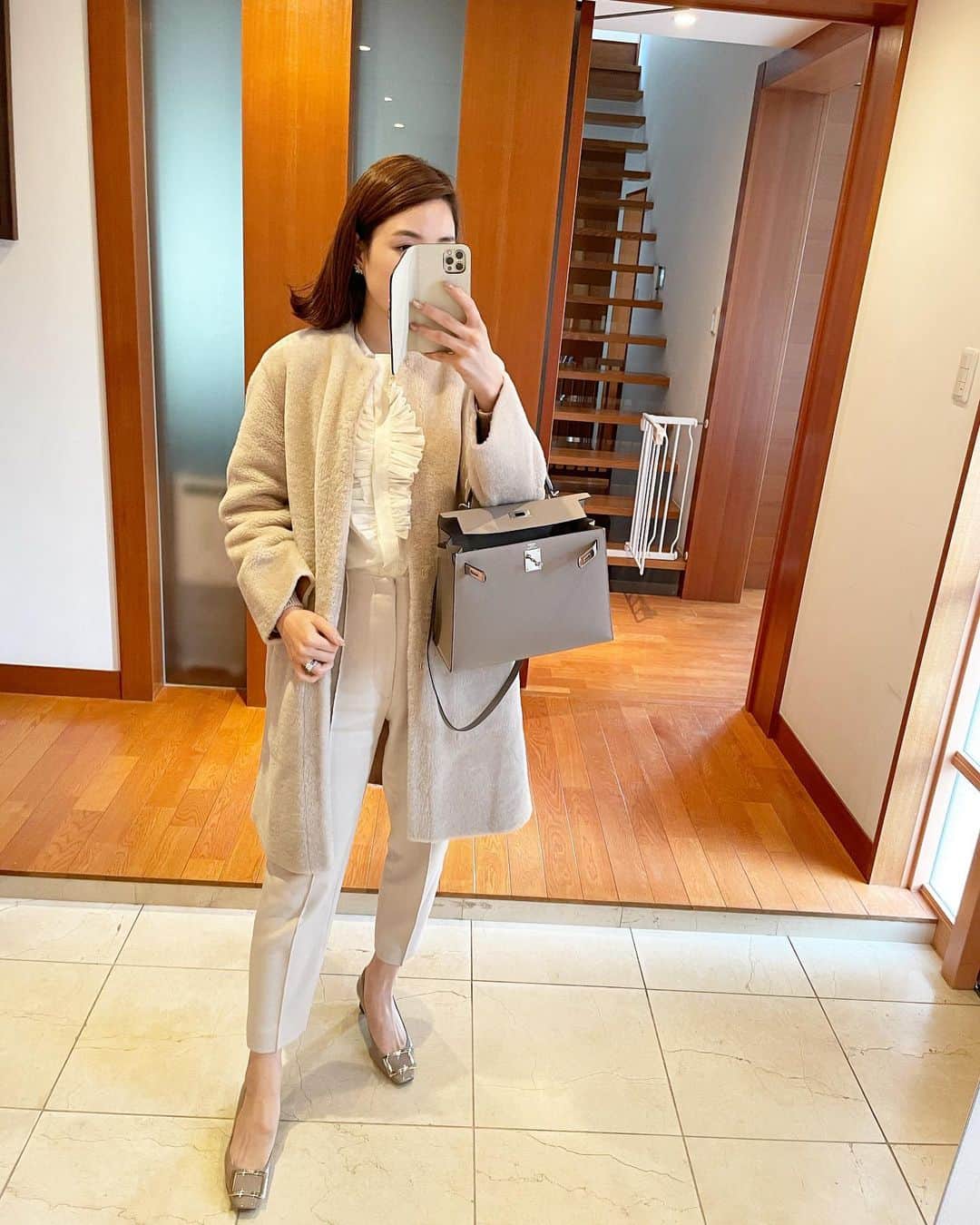 髙田麻紀子のインスタグラム：「❤︎ . 冬になるとこの色味が着たくなる🤍 . コート.シャツ.パンツ#drawer バッグ#HERMES シューズ#manoloblahnik  . #instagram #instapic  #instalike #fashion #ootd #outfit #cordinate」