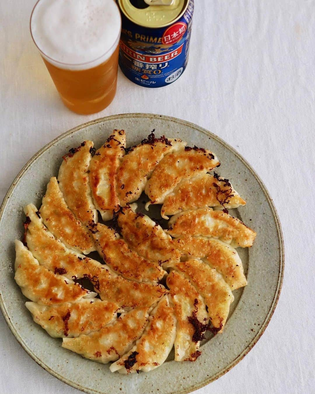 樋口正樹さんのインスタグラム写真 - (樋口正樹Instagram)「Gyoza & Beer 🍻 . おやつに餃子とビール。 白菜８、豚肉２の餡に 薄皮であっさりとした おやつにちょうど良い とても軽めの焼き餃子。 ＆糖質ゼロの一番搾り。 . . #餃子はおやつ #餃子 #ぎょうざ #餃活 #餃子好き #手作り餃子 #餃子部 #餃ビー #餃子とビール #キリンビール #一番搾り #一番搾り糖質0 #糖質0ビール #一番搾り糖質ゼロ #糖質ゼロビール #飲酒タグラム #おやつ呑み #gyoza #frieddumplings #crispydumplings」12月15日 15時08分 - higuccini