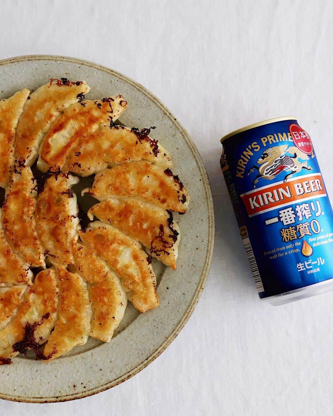 のインスタグラム：「Gyoza & Beer 🍻 . おやつに餃子とビール。 白菜８、豚肉２の餡に 薄皮であっさりとした おやつにちょうど良い とても軽めの焼き餃子。 ＆糖質ゼロの一番搾り。 . . #餃子はおやつ #餃子 #ぎょうざ #餃活 #餃子好き #手作り餃子 #餃子部 #餃ビー #餃子とビール #キリンビール #一番搾り #一番搾り糖質0 #糖質0ビール #一番搾り糖質ゼロ #糖質ゼロビール #飲酒タグラム #おやつ呑み #gyoza #frieddumplings #crispydumplings」