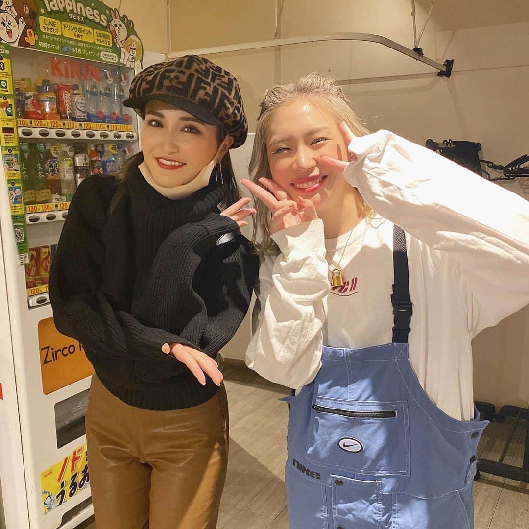 acaneのインスタグラム：「・ 何年も前からだいすきなカナさんが ライブにきてくれた🥺✨ 本当にありがとうございました🥰🥰  出会わせてくれた りのちゃんに感謝だーー😭💜❤️✨  #時差すぎ #かなさんの真似してハイトーンにしました❤︎笑」