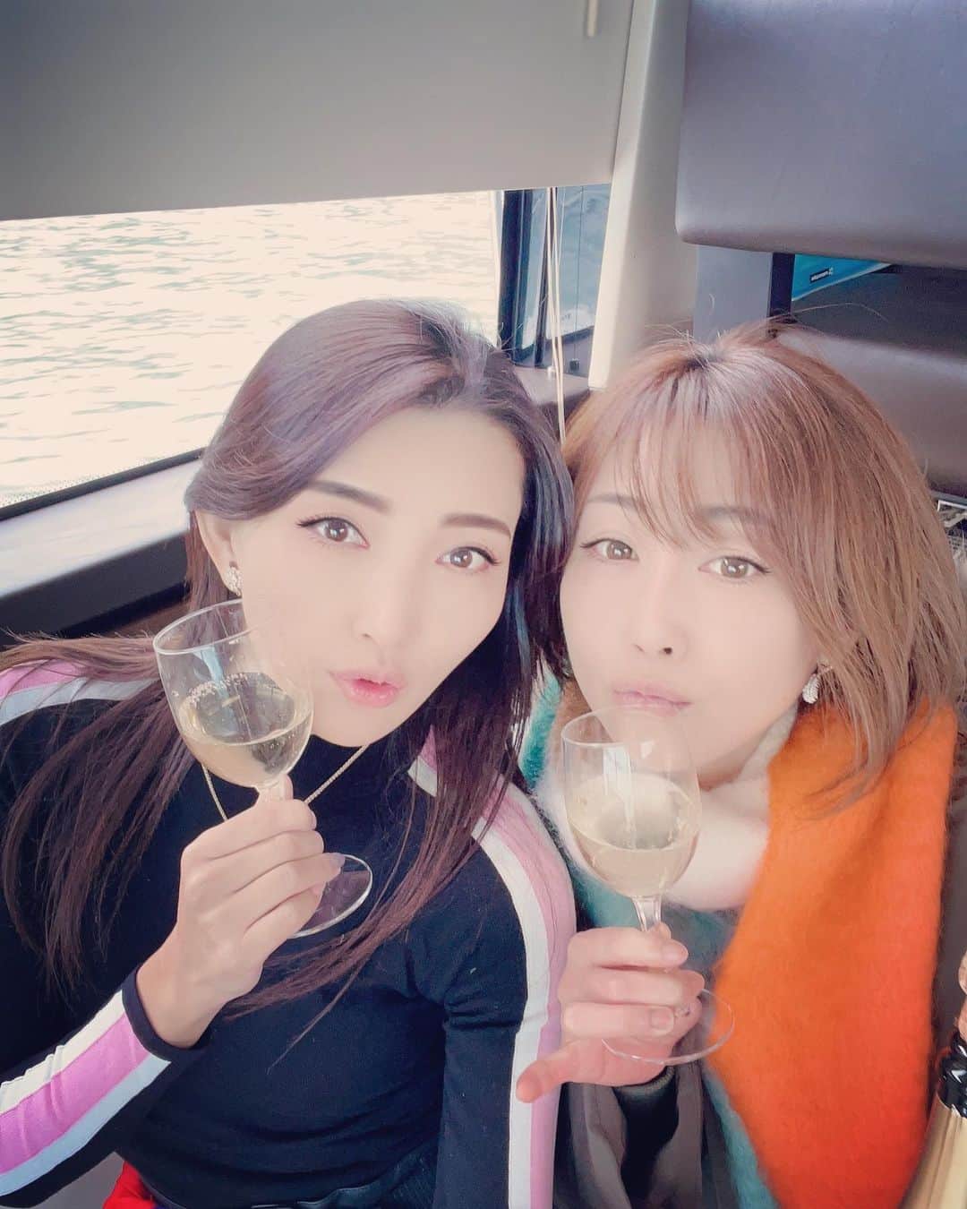 マキろんのインスタグラム：「今年最後になるのかな💖 クルージング🛥✨👏 ・ 今回はかおたんファミリーと シャンパン片手に シャトーブリアンBBQ🍖 めっちゃ美味しくて 飲み過ぎたぁ💖 ・ 陸に上がるとめっちゃ お酒まわって お互い記憶ない😂😂😂 ・ 年末もよかったらおいで✨ ってなんてお優しい😭🙏 こ、こんな飲んだくれなのに､､､ ありがとうございます💖 #山内智恵#マキろん#chieyamauchi#makiron #japanesegirl #クルージング #cruising #🛥 #シャンパン#シャトーブリアン #🍖 #感謝」