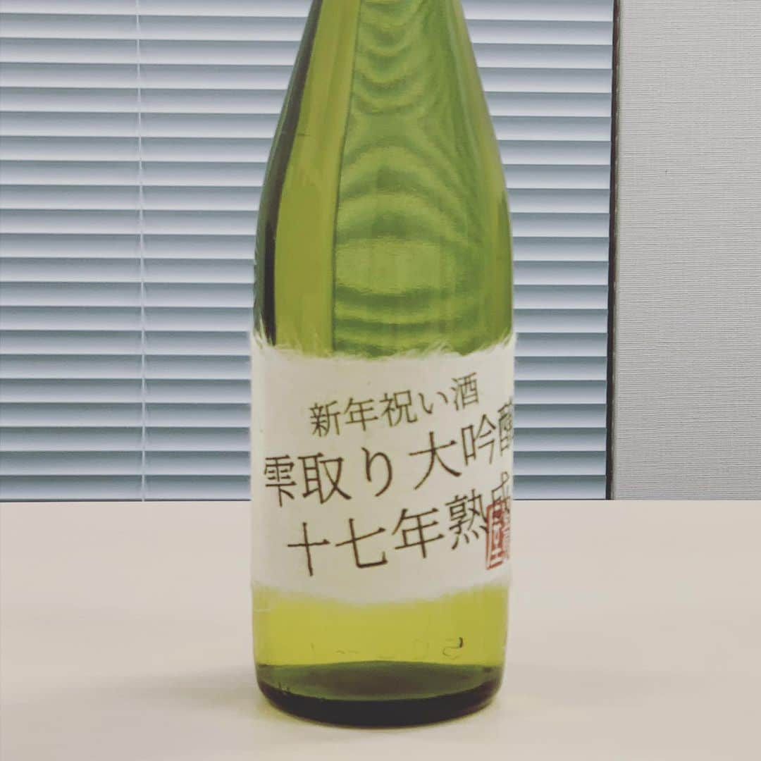 緑川静香さんのインスタグラム写真 - (緑川静香Instagram)「【しーたん日本酒録】﻿ ﻿ 豊島屋@東京﻿ ﻿ ・屋守 純米無調整 ちょい熟﻿ ・大吟醸三年熟成﻿ ・雫取り大吟醸 十七年熟成﻿ ﻿ 豊島屋さん初の熟成酒🍶﻿ 3つ試飲させて頂きました❤️﻿ なんと新年の福袋限定の販売だそう！﻿ これは飲まないと損だわ。﻿ 綺麗な深み、美しく熟されていてこういう歳の取り方したいって思いましたね、うふふ。﻿ ﻿ 個人的に三年熟成が食事との相性が良かった✨﻿ 十七年は単体でじっくりゆっくり2020年を思い返しながら飲みたい。すき。﻿ ちょい熟は燗にして味のふくらみを感じたい。﻿ どれも素晴らしかった🥰 ﻿ #しーたん日本酒録 #唎酒師 #日本酒 #日本酒女子 #豊島屋 #神田豊島屋 #屋守 #熟成酒 #sake #japanesesake #sakestagram #sakebottle #일본술 ﻿ #神田豊島屋さんのHPで予約受付中﻿ #ぜひ飲んでほすぃー #神田豊島屋さんの事務所にて試飲 #YouTubeも撮ったので後日公開しますね」12月15日 15時15分 - midorikawa_shizuka