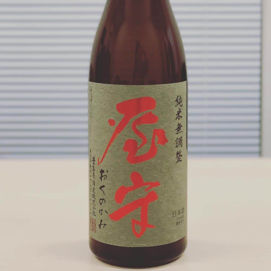 緑川静香さんのインスタグラム写真 - (緑川静香Instagram)「【しーたん日本酒録】﻿ ﻿ 豊島屋@東京﻿ ﻿ ・屋守 純米無調整 ちょい熟﻿ ・大吟醸三年熟成﻿ ・雫取り大吟醸 十七年熟成﻿ ﻿ 豊島屋さん初の熟成酒🍶﻿ 3つ試飲させて頂きました❤️﻿ なんと新年の福袋限定の販売だそう！﻿ これは飲まないと損だわ。﻿ 綺麗な深み、美しく熟されていてこういう歳の取り方したいって思いましたね、うふふ。﻿ ﻿ 個人的に三年熟成が食事との相性が良かった✨﻿ 十七年は単体でじっくりゆっくり2020年を思い返しながら飲みたい。すき。﻿ ちょい熟は燗にして味のふくらみを感じたい。﻿ どれも素晴らしかった🥰 ﻿ #しーたん日本酒録 #唎酒師 #日本酒 #日本酒女子 #豊島屋 #神田豊島屋 #屋守 #熟成酒 #sake #japanesesake #sakestagram #sakebottle #일본술 ﻿ #神田豊島屋さんのHPで予約受付中﻿ #ぜひ飲んでほすぃー #神田豊島屋さんの事務所にて試飲 #YouTubeも撮ったので後日公開しますね」12月15日 15時15分 - midorikawa_shizuka