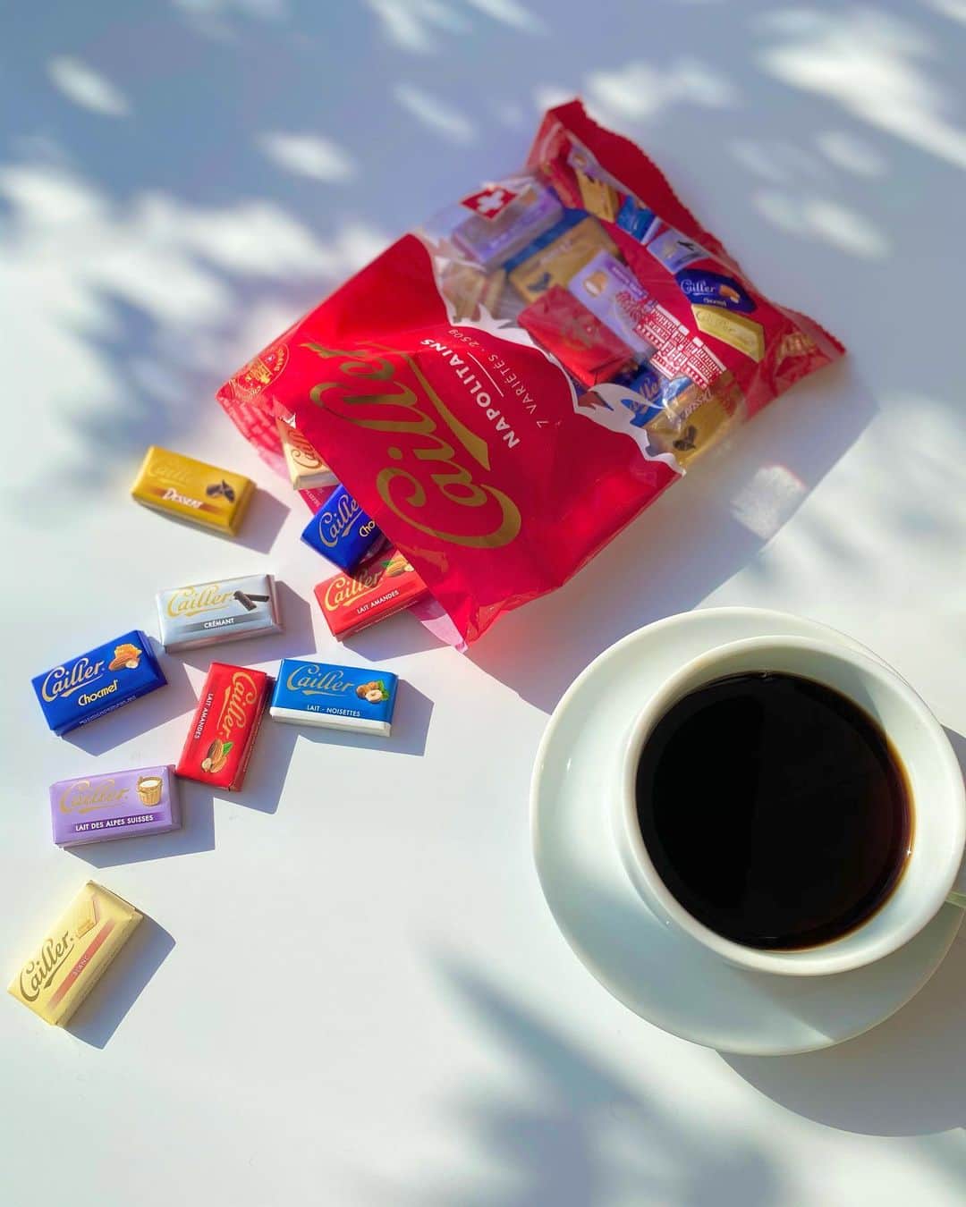 minminさんのインスタグラム写真 - (minminInstagram)「食後のコーヒータイム☕️  コーヒーとチョコレートの組み合わせって ちょっとひと息つきたいときにピッタリですよね。  本日のコーヒーのお供は スイスチョコレートのカイエナポリタン🍫  このチョコレートは粉乳の代わりに コンデンスミルクを使用しているので とてもなめらかな口どけなんです。  世界で初めて「ミルクチョコレート」を 発明したのもカイエなんですよ✨  カイエは現存するスイス最古のブランドとして 有名ですが、なんと！日本でも購入出来るように🇨🇭  ❄︎詳しい商品詳細につきましては ストーリーズにリンクを貼っておきますので そちらをご覧になって下さいね✨  #コーヒーのお供#お茶タイム#おうちカフェ #カフェタイム#お菓子#お茶菓子 #pr#カイエ#cailler #caillerchocolate #チョコレート#コーヒー#スイス #スイスチョコレート#ご褒美スイーツ  @cailler_suisse」12月15日 15時16分 - amiagram