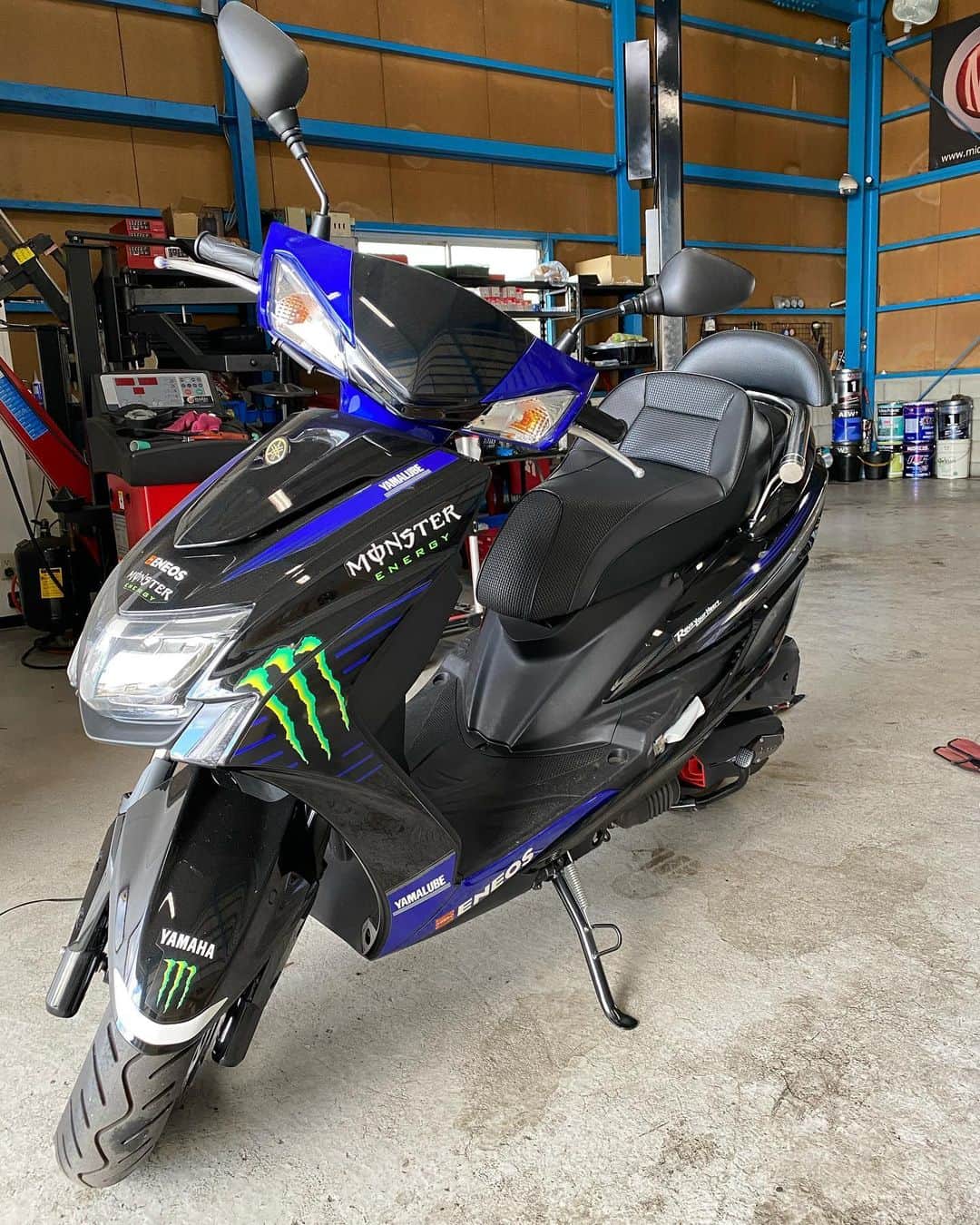 のインスタグラム：「極寒の中、愛車シグナスXの為に#ミダスモータースポーツ へ シートを交換、運転をサポートしてくれるスタイリッシュな物へ。次にエアクリーナーカバーと、その下のクランクケースカバーの２つをカーボンタイプで軽量化した物へ。次はシーケンシャルウインカーとテール、ミラーです。今年はこんなもんかなぁ。 #水元秀二郎#シグナスx #カスタム#ミダスモータースポーツ #koso #カーボン」