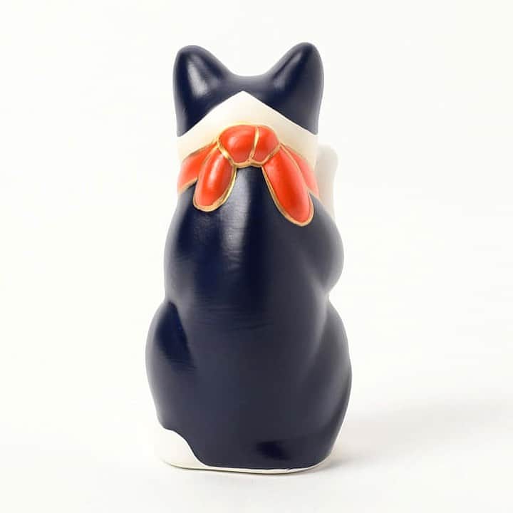 BEAMS JAPANさんのインスタグラム写真 - (BEAMS JAPANInstagram)「【PREORDER】 ＜中外陶園 × BEAMS JAPAN / 別注 まねき猫＞ 一部品切れになっております 別注まねき猫 “藍色”ご予約を受付中です！  同アイテム他カラー(橙色・金色)は 現在販売中のため 是非お気軽にお問い合わせください。  明治から大正時代に作られた”古瀬戸型”タイプの スラッとした細身かつリアルな猫の姿に近いまねき猫を ＜中外陶園＞の"瀬戸型"で別注。 ゴールド・ネイビー・オレンジの三色展開で、 インテリアのアクセントにもなるラッキーカラーが並びます。  まねき猫の手の挙げ方には意味があり、 右手の場合『幸運』や『金運』、 左手の場合『千客万来』や『縁結び』 の意味合いを持っているといわれています。 大切な方へのギフトとしても是非。  こちらのアイテムは現在 ・BEAMS JAPAN店頭 又はお電話 ・公式オンラインサイト ・ZOZOTOWN にてご予約を承っております。 是非お気軽にお問い合わせください。 ※2021年3月中旬入荷予定  ▼Item No. ・右手3号(藍色)  5678-0007 ¥3,700+tax ・左手3号(藍色) 5678-0020 ¥3,700+tax ・右手5号(藍色.橙色) 5678-0019 ¥5,200+tax ・左手5号(藍色) 5678-0005 ¥5,200+tax  BEAMS JAPAN 1F ☎︎ 03-5368-7314 #beams  #beamsjapan  #beamsjapan1st  #madeinjapan #limitededition #preorder #ビームスジャパン#日本製 #中外陶園#別注#限定 #招き猫#縁起物#まねきねこ」12月15日 15時26分 - beams_japan