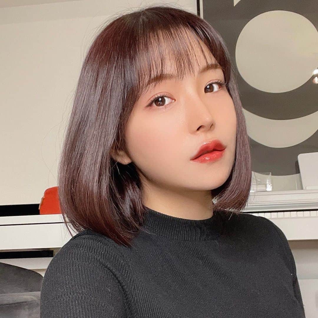 おかめ微々ちゃんさんのインスタグラム写真 - (おかめ微々ちゃんInstagram)「. アンククロス渋谷店ゆりさんに ボブにしてもらった🦋🤍 . 地毛はエクステを外すと このくらいの長さなんだけど 髪がちぎれすぎてボブにすると 中学生になってしまうのでまた エクステをつけてボリュームを 出してもらった👼👼 . ほんといつも楽しそうに 髪可愛くしてくれるゆりさん、 行くだけで癒されている🌞 . アンクよりサラサラなエクステ 出会ったことないまじすごい。 . #アンククロス #ankhcross」12月15日 15時36分 - okamebibichan