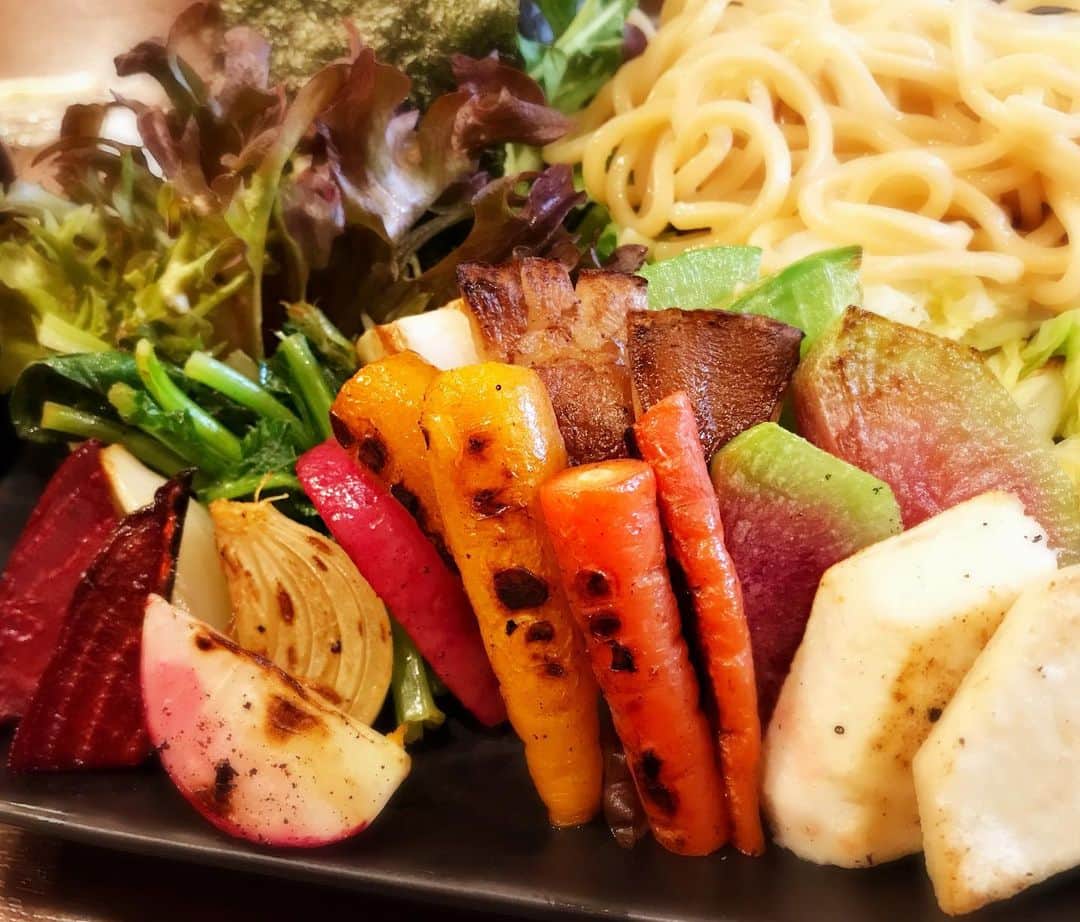 JIGEN さんのインスタグラム写真 - (JIGEN Instagram)「明日のライブに向けたリハーサル、そしてそのリハーサルに向けてメンバーでつけ麺を食す。14種もの野菜が盛られた野菜だけのつけ麺（麺は半分）。素晴らしい！！ご馳走様でした♪」12月15日 15時31分 - jigen_momonashi