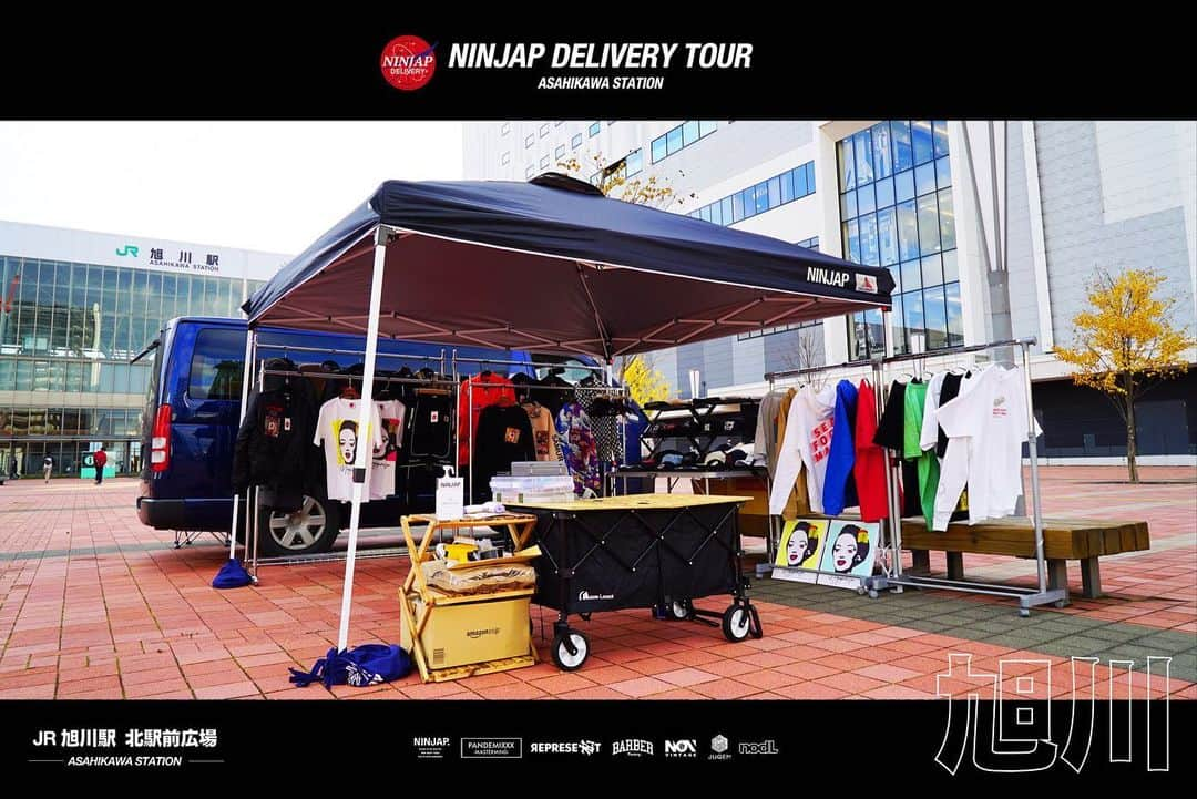 MARTONのインスタグラム：「NINJAP DELIVERY TOUR [ 旭川 ]  コロナ禍という事もあり、新しい展示ツアーの形として行った今回のツアー。 [NINJAP DELIVERY TOUR ]と称し、展示車両で全道を周り、全会場屋外で万全の感染症対策を講じた展示販売会を開催いたしました。  第２弾は旭川の顔であるJR旭川駅の駅前広場にて展示ブースを設営し展示会を行いました！😊  駅前という事もあり年齢層も様々な、本当に沢山の人が来てくださり、 旭川外からもわざわざこの為にと沢山のお客様がご来場頂き本当にありがとうございました。🙏  今回の展示会は旭川の盟友YAS君に協力して頂いたお陰で実現できました。 打ち合わせから何から何まで沢山の力を貸して頂き本当にありがとうございました！ ARISAが受付検温サポートを行ってくれ、 YAS君は当日も搬入から撤収までサポートして頂き本当にありがとうございました。🙏  そしてたまたまRy-laxがカズキと一緒に帰旭していて、来てくれたお客さん逹にケアや写真撮ったりとスタッフかと思うぐらい力を貸してくれたりと本当に助かりました！🔥  一緒にナマラヤバイを出品したミヤッチ君もわざわざ顔出してくれたり、同じく10代からの盟友AGO23にも会えて嬉しかったなー。  自分が店頭に立っている事もあり、写真などは全然撮れなかった事が残念でしたが、本当に有意義な時間でした。  今回携わってくださった方々、告知など力を貸してくれた沢山の仲間逹。 改めて本当にありがとうございました！😊🙏🙏  #北海道#旭川#otaru#asahikawa#usedclothing#NINJA#NINJAP#ART#hokkaido#pandemixxx#represent#barberfactory#notvintage#jugem#nodl#seafoodmafia#忍者#札幌#street#アパレルブランド#和#japn#japanese/ナマラヤバイ」