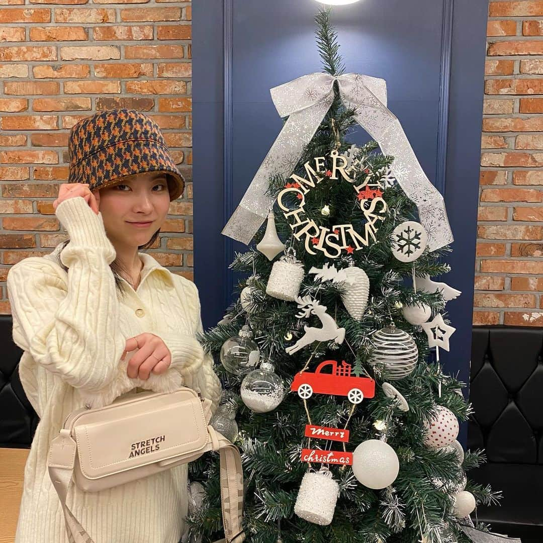 ジュニさんのインスタグラム写真 - (ジュニInstagram)「벌써 여기저기 크리스마스🎄 감기조심! 코로나조심!😷  #협찬 #스트레치엔젤스 #stretchangels #엔젤스크루 #파니니백 #PANINIBAG #퍼핸들파니니백」12月15日 15時45分 - zuny_l___l