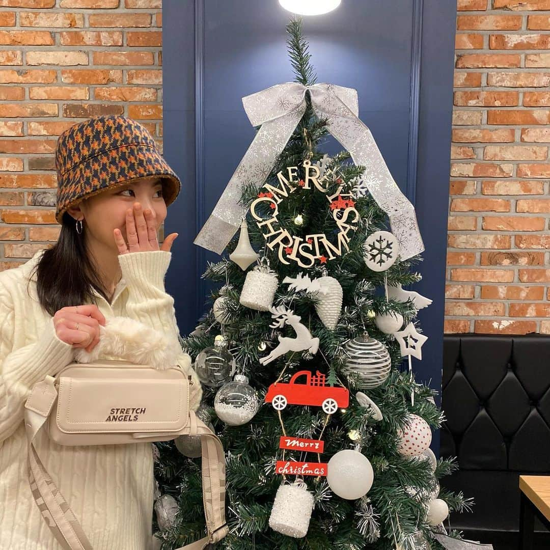 ジュニさんのインスタグラム写真 - (ジュニInstagram)「벌써 여기저기 크리스마스🎄 감기조심! 코로나조심!😷  #협찬 #스트레치엔젤스 #stretchangels #엔젤스크루 #파니니백 #PANINIBAG #퍼핸들파니니백」12月15日 15時45分 - zuny_l___l