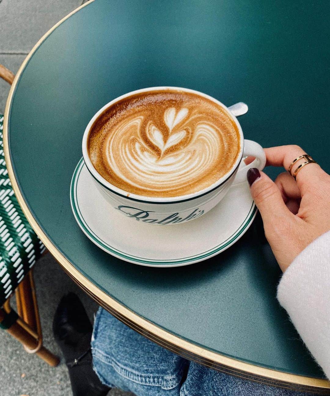のインスタグラム：「ホット☕️💚 落ち着く〜。 ゆっくりカフェなんて出来ないから 貴重な時間やった☺️💭笑  #カフェ#coffee#cafe#カフェラテ#1人時間 #男の子ママ#美容day#ラルフローレンカフェ #ここのカフェ好き」