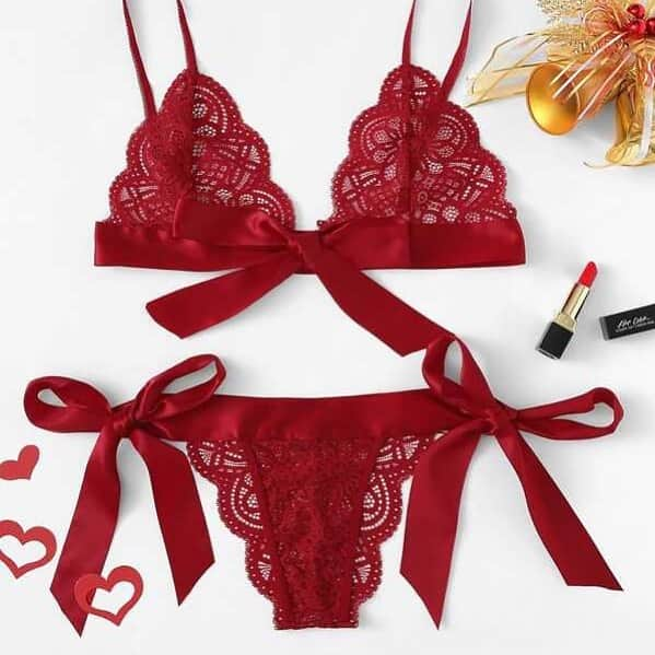 COORDINATESHOP Lingerieのインスタグラム：「大好評につき完売となりましたクリスマスランジェリー、期間限定で再入荷、販売開始しました！🎄 数量限定で残りわずかとなっています。完売になり次第終了とさせていただきます🙇‍♀️  ✨カラーはレッド、グリーン、ブラックの3色✨定価 3000円 ご購入は、プロフィール覧から専用サイトよりお願いいたします🙌  #クリスマス #ランジェリー #クリスマスプレゼント #Xmas #下着」