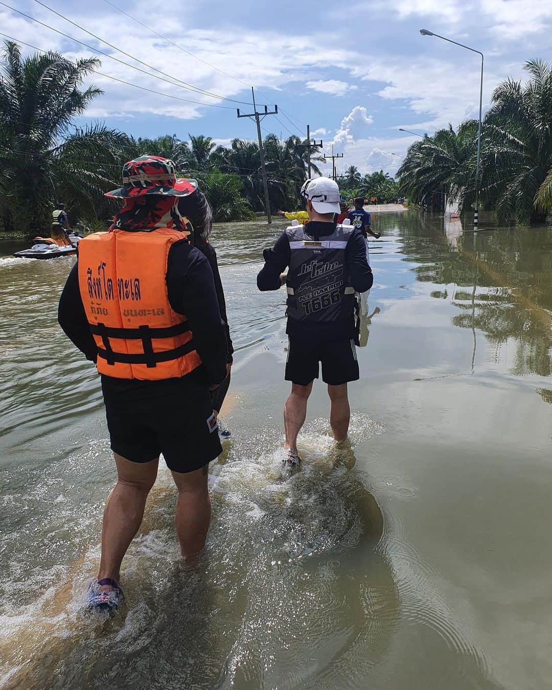 パク・ユチョンさんのインスタグラム写真 - (パク・ユチョンInstagram)「폭우로 인한 홍수 피해가 발생한 태국 남부지역 수랏타니에 봉사활동을 다녀왔습니다. 제가 큰도움은 못드렸지만 조금이나마 힘이 되길 바라며, 빠른 복구를 기원하겠습니다.」12月15日 15時43分 - pyc_official_