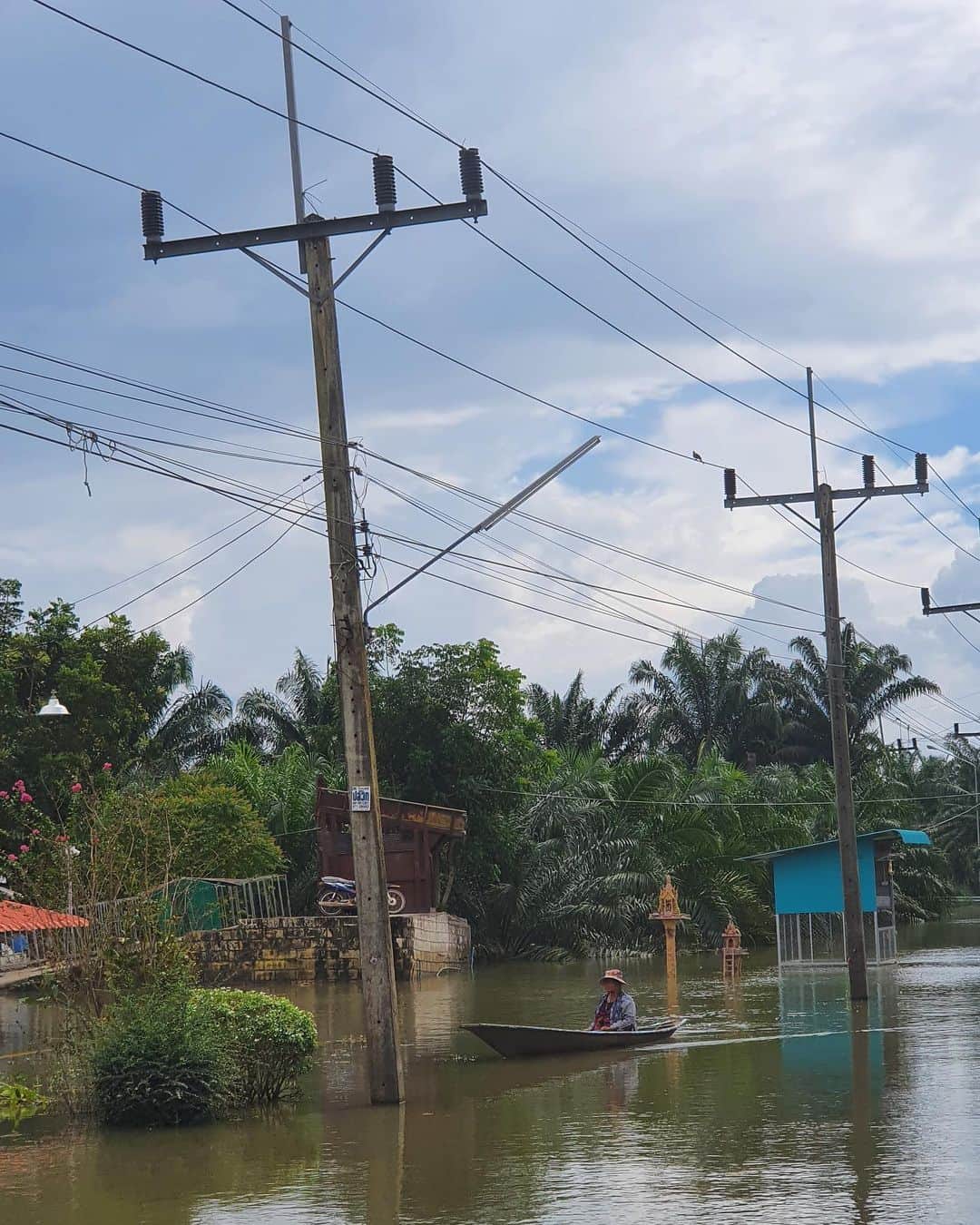 パク・ユチョンさんのインスタグラム写真 - (パク・ユチョンInstagram)「폭우로 인한 홍수 피해가 발생한 태국 남부지역 수랏타니에 봉사활동을 다녀왔습니다. 제가 큰도움은 못드렸지만 조금이나마 힘이 되길 바라며, 빠른 복구를 기원하겠습니다.」12月15日 15時43分 - pyc_official_