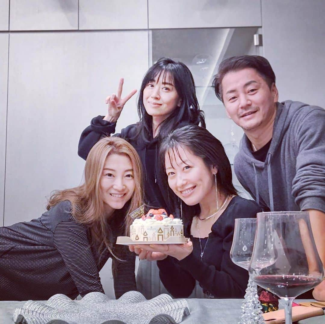 加織のインスタグラム：「慌てん坊のサンタクロース会🎅🏻🤍 &まこちhappy birthday🎂🤍 お家で仲良しさんとワイワイが1番幸せ🤍みんないつもありがとう🤍🤍」