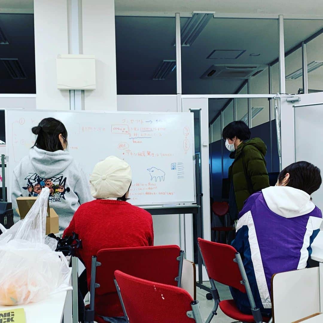 シモダ テツヤさんのインスタグラム写真 - (シモダ テツヤInstagram)「生徒がみんな制作に入ったので一人寂しく教室をウロつくおっさんになってる。」12月15日 15時53分 - shimoda