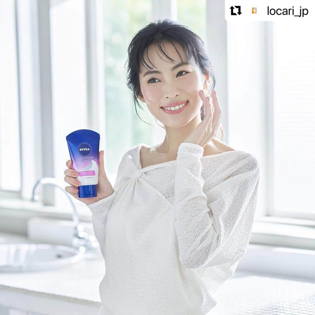 岡本静香のインスタグラム：「🤍  #Repost @locari_jp with @make_repost ・・・ 乾燥が気になる季節の洗顔に！  美容家・岡本静香（@shizucat）さんのオススメをご紹介✨  毎日の洗顔、みなさんは何のためにしていますか？ 美肌を目指すためには、洗顔料選びはとても大切。  私も「ニベア クリームケア洗顔料 とてもしっとり」を使ってみましたが、手のひらに少し取り、ぬるま湯で泡立てるだけで濃密の泡が！ テクニックいらずで、泡に包まれながらの洗顔がとても気持ちよいです！  乾燥していると洗顔料を使いたくない...という方も多いですが、肌の乾燥が気になる今こそ、洗うだけでなく肌のキメをととのえる「ニベア クリームケア洗顔料 とてもしっとり」で、もちもち、しっとり肌を目指してみて。  気持ちいい泡に包まれて、ニベアの「肌ととのえ洗顔」でこれからの季節も乗り切りましょう！   #肌ととのえ洗顔 #ニベア #クリームケア洗顔料 #とてもしっとり #洗顔 #スキンケア #岡本静香 #乾燥肌 #洗顔フォーム  #nivea #pr #locari」