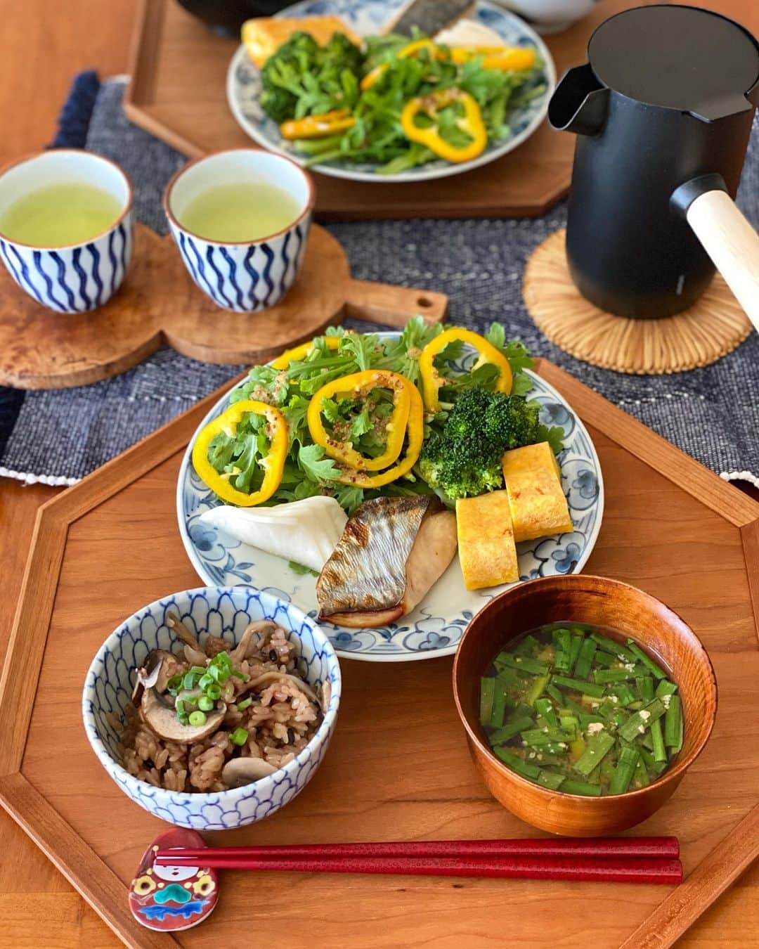 kokochiyoiさんのインスタグラム写真 - (kokochiyoiInstagram)「2020/12/15 ほぼ黄色か緑の😂 火曜日の#お昼ごはん。  炊き立て！ きのこの炊き込み雑穀ごはん。 ニラのお味噌汁  さわらのみりん焼き 卵焼き、蕪のぬか漬け  春菊とカラーピーマンのサラダ、 ブロッコリー  しみじみおいしい緑茶🍵  きのこの#炊き込みごはん、 おいしいな〜🤤 今日の#きのこ は舞茸とマッシュルーム。 味付けは二合につき、 濃口醤油 大1：薄口醤油 大1で、 お酒大1、みりん大1/2、 ＋お出汁で炊きました。 #kokochiyoiレシピ   半分白米、 半分玄米＋黒米だと、 (浸水時間が違って少し手間ですが) あっさりおいしい😋  ＊  ↓#本日のうつわ #丸皿 は#林京子 さん #ごはん茶碗 は実は#汲み出し #海野 さん 緑茶の器は#中尾万作 さん かわいらしい箸置きは #赤地径 さん どれもほっとする器たち🥰」12月15日 15時46分 - kokochiyoi