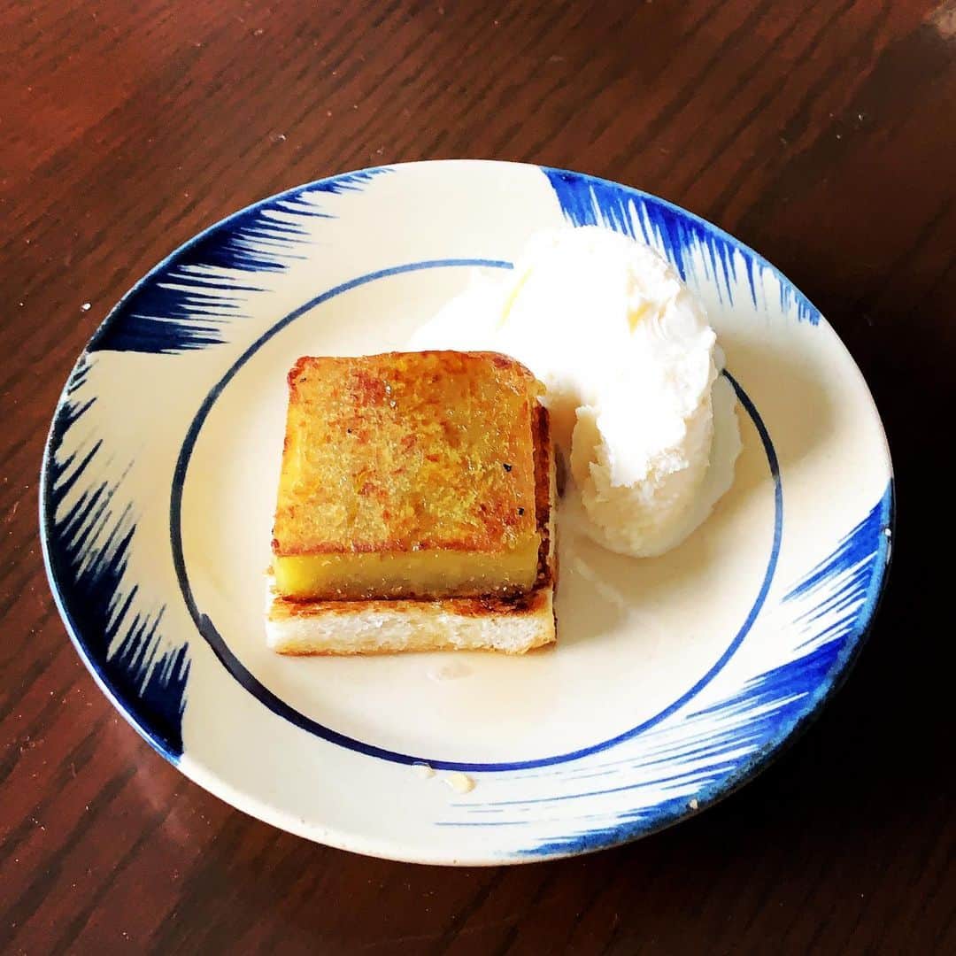 志摩有子さんのインスタグラム写真 - (志摩有子Instagram)「おやつの時間。高松屋さんの栗ようかんが終わると次は芋ようかん。さつまいもの甘さを生かした素朴な一品。そのままでも美味しいけれど、バターで両面焼いてバタートーストにのせてメイプルシロップとバニラアイスを添えて。和風のスイートポテトの赴き。香ばしい加賀棒茶が合う。  #百反通り  #高松屋  #高松屋の芋ようかん #焦がしバタートースト #おやつタイム」12月15日 15時48分 - ariko418