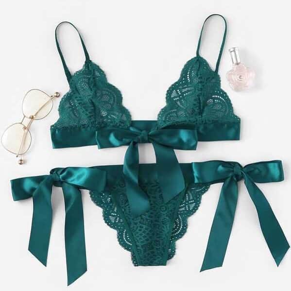 coordinateshopのインスタグラム：「大好評につき完売となりましたクリスマスランジェリー、期間限定で再入荷、販売開始しました！🎄 数量限定で残りわずかとなっています。完売になり次第終了とさせていただきます🙇‍♀️  ✨カラーはレッド、グリーン、ブラックの3色✨定価 3000円 ご購入は、プロフィール覧から専用サイトよりお願いいたします🙌  #クリスマス #ランジェリー #クリスマスプレゼント #Xmas #下着」