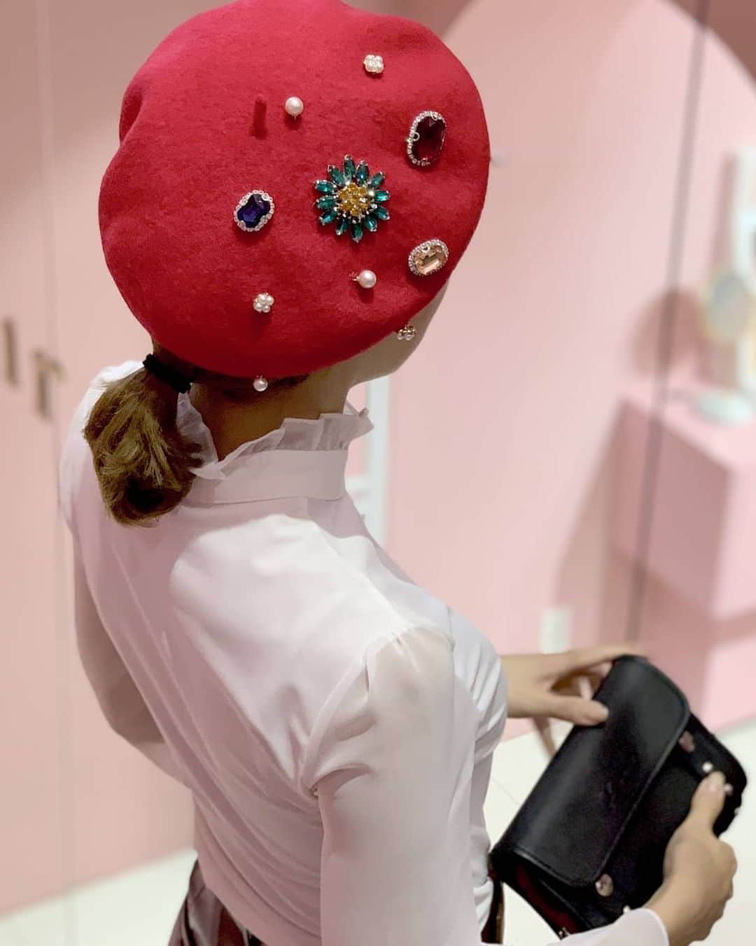 J.JANE JAPANさんのインスタグラム写真 - (J.JANE JAPANInstagram)「クリスマスプレゼントにもおすすめ💕 🎄 . Custom-made Beret(Beige) ¥11,000 10%off→9,900 . オーダーメイドで製作したベレー帽。 数量限定での発売のため、 なくなり次第終了となります。  パールや、 ビジューのキラキラしたデザインで ゴルフウエアをより華やかに彩ってくれます。  私服にも合わせやすい色合いとなっております。  【商品紹介】  商品番号:J20SS-JK#01 -Color : Red/Black/Beige/Gray(4color) -size:Free  着丈：25 高さ：6 広さ：25 最大周囲：25  商品素材 Wool 90 / Nylon 10  着用モデル:Jihyun  身長173cm　 着用サイズF  ________________________________________ . #golf#골프 #ゴルフ#golfwear #j_jane #j_jane_golf #スポーツ#golfswing #ドライバー#アイアン#golf#fashion#韓国ファッション#ゴルフ好き#golfing#golfer #ゴルフウエア #ゴルフスイング#ゴルフ女子#ゴルフ男子#トレーニング#ゴルフ部#ゴルフ初心者#打ちっ放し#パター練習#コンペ」12月15日 16時03分 - j.jane_japan