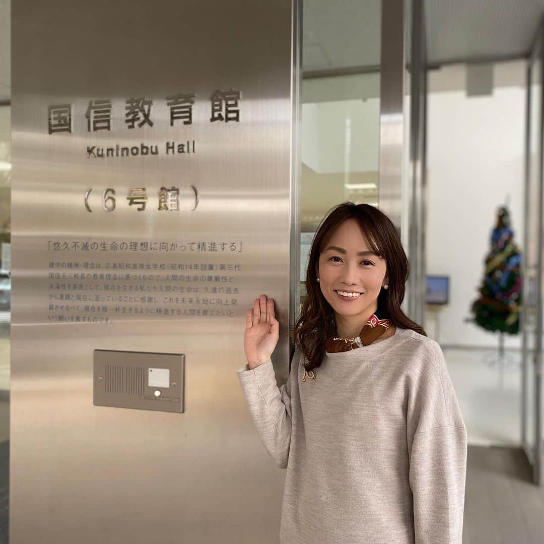 のインスタグラム：「こんにちは！ #坪山奏子  です  先日比治山大学に行ってきました💕 僭越ながら... 幼児教育や保育を学ぶ未来の幼稚園教諭や保育士さんたちへ、話し方の講義でした。  姉妹で5年間にわたった我が子の幼稚園生活は、あと3ヶ月... さみしいなぁ  と、思いつつ お弁当作りから解放される日までのカウントダウンも始めてます、 早っ、笑  保育を学ぶみなさんの志あってこそ 未来を担う大切な子供たちが守り育てられ、 また、未来のママ達が社会で思い切り力を発揮できます！！  応援しています！😊  #ホームテレビ  #アナウンサー #比治山大学 #ほいくしのたまご  #ようちえんのせんせい  #5up  #自撮り卒業」