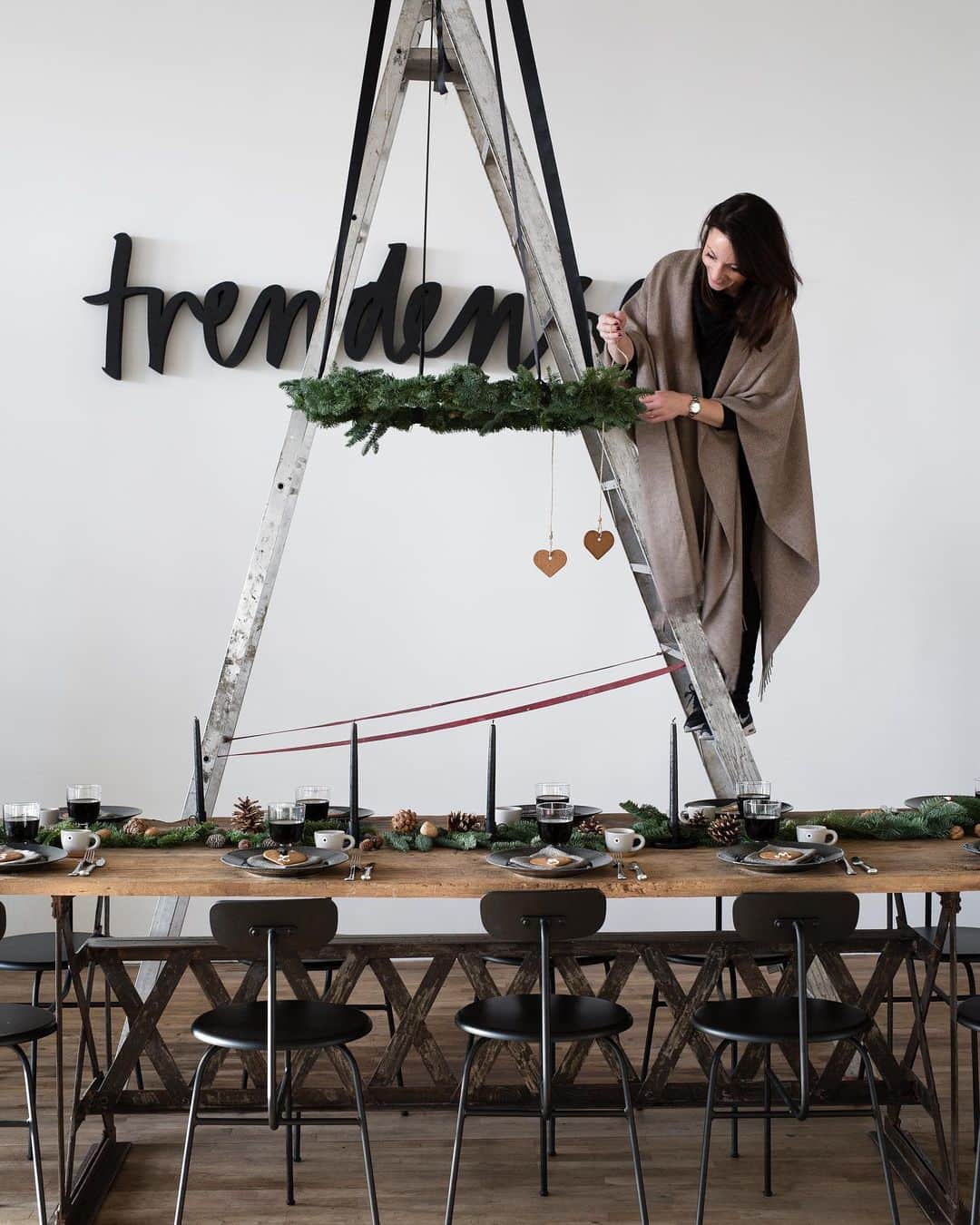 Frida Ramstedtのインスタグラム：「I am celebrating 15 years as an Interior design blogger (2005- 2020) and 15 years of Christmas tables and DIY’s 🌲 Swipe for a quick recap from recent years 👉🏻  Image: 1+2 @bodilfotograf Image: 3.... —> @trendenser」