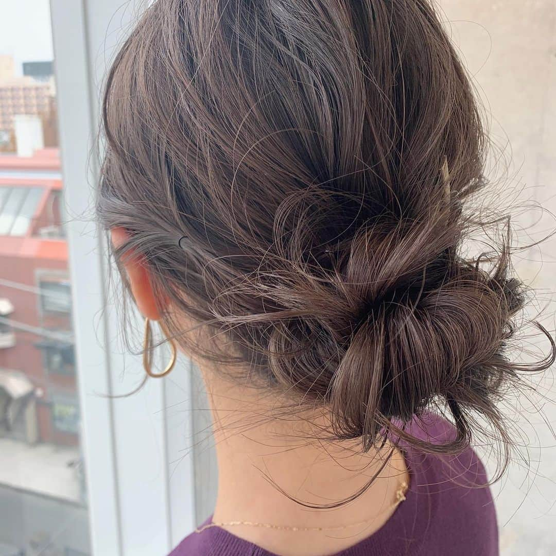 小松美緒さんのインスタグラム写真 - (小松美緒Instagram)「結婚式に行く　　 可愛いお客様のhair arrange✨　  今年は本当に結婚式が延期になったり、、中止になってしまったり、お送りするお客様がとても少なかったけれど、すこしずつ前のようにhair arrangeをお願いしてくださるお客様が増えきて、　 とても嬉しいです✨  結婚式に行くお客様のhair arrangeをするだけでも、その場を想像するだけで ワクワクしちゃう♡   結婚式っていいなぁ〜〜。  写真を撮る時の笑顔がとっても可愛かった♡  いつもありがとうございます！」12月15日 16時05分 - komatsumio