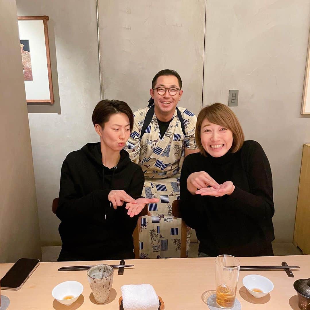 のインスタグラム：「・ @nanaetakizawa と @udatsu.sushi に行ってきましたー🍣 ・ みーんな八王子実践⚾️🏐💪 あの頃が懐かしい…笑 ・ ななさんと色んな写真を見返してたら あれ、もしかして舞子って顔デカいのかもって話になって大爆笑😂 背の高さと肩幅の広さのおかげで今まで小さいように見えてたけど、実は顔だけで言ったらデカくない？って。笑 あー笑った😂 ・ お寿司食べながら急にツボっちゃってすいませんでした😂 ・ #宇田津鮨 #滝沢ななえ #狩野舞子 #ウマイコ」