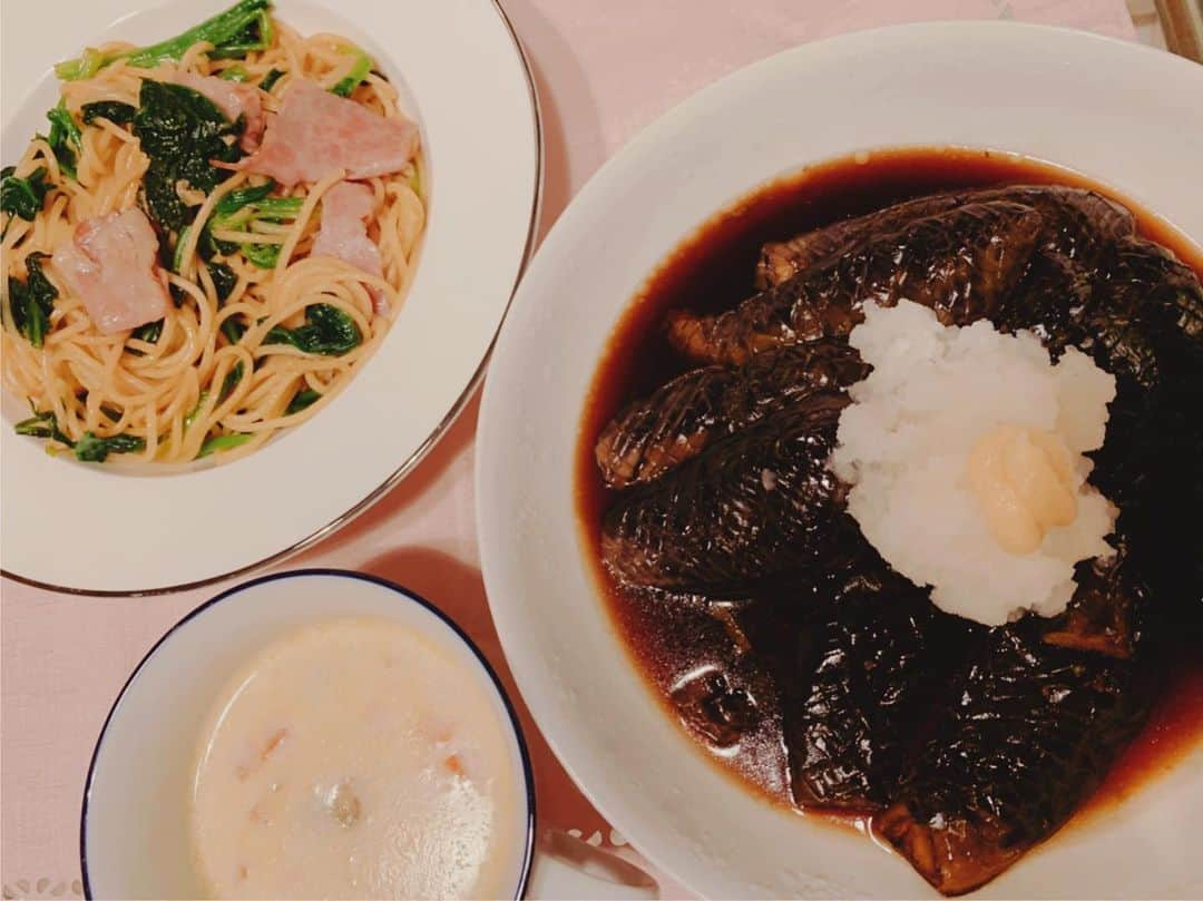 るるぴ（ららぴ ＆ るるぴ）のインスタグラム：「今日のるる飯🍙🍴( ¨̮ )✩  ほうれん草とベーコンの和風パスタ 茄子の揚げ浸し クラムチャウダー  茄子とほうれん草好き過ぎて冷蔵庫に常にある🥰  #るる飯 #ご飯 #飯テロ #料理 #和食」