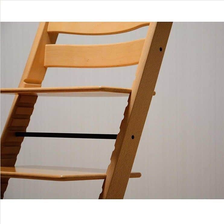 Stokke Japanさんのインスタグラム写真 - (Stokke JapanInstagram)「突然ですが質問です。トリップ トラップ（ビーチ材）の色は何色あるでしょうか?⠀  答えは13色(2021年1月13日現在)です。椅子は、インテリアの中でも重要な家具。リビングにいたら常に目にする存在です。子ども用だとしても、ましてや大人まで使うならなおさら色は悩みどころ。でも今は時節柄、実物を見に行くことも簡単ではありません。⠀ ⠀ そこで今月は、ユーザー様の事例を交えながらトリップ トラップの色のご紹介をしていきたいと思います。初回は、定番であり一番人気の「ナチュラル」です。⠀ ⠀ 【トリップ トラップ ナチュラル】⠀ 1973年に日本で発売してからずっと愛され続け、使い込んで飴色になったものも見かけるほど。どんなインテリアにもマッチし、飽きのこない、永遠の定番です。表面は木肌（木目）が見え、ツヤがあります。木目の個性も味わうことができ、「木製」だということを意識できる色です。大人になっても使いたいということで、トレンドに左右されないこの色を選ぶ方も多くいらっしゃいます。⠀ ⠀ ※色数は在庫状態によって変動します。廃盤になる色もありますので、Stokke.comにて最新状況をご確認くださいますようお願いします。⠀ ⠀ 📷1: @k.f.0711⠀ 📷2: @aot_and⠀ 📷3: @hiro35741014⠀ 📷4: @yu_ethical ※初期のチェアです ⠀ #ストッケ #トリップトラップ #トリップトラップナチュラル」1月13日 20時50分 - stokkejapan