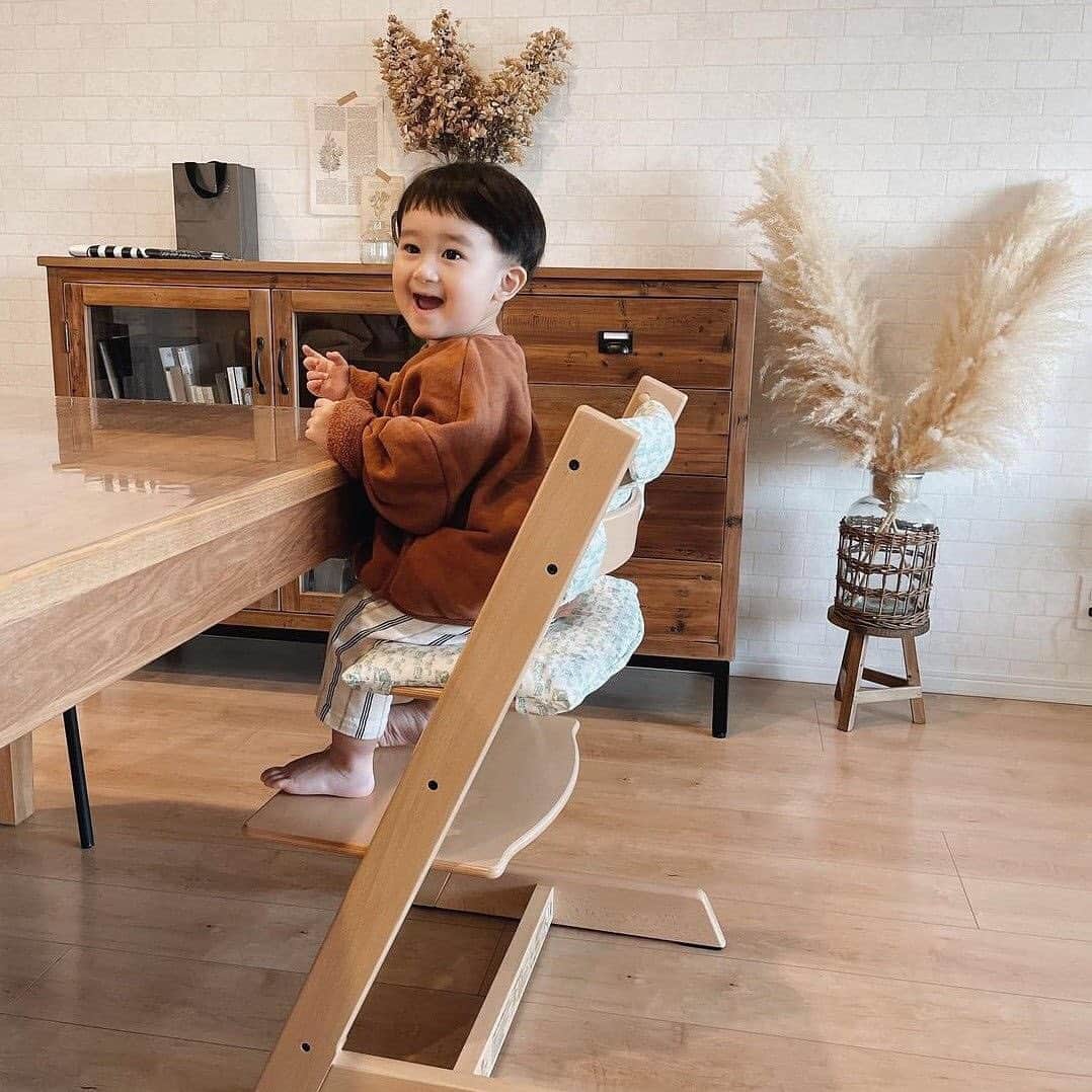 Stokke Japanさんのインスタグラム写真 - (Stokke JapanInstagram)「突然ですが質問です。トリップ トラップ（ビーチ材）の色は何色あるでしょうか?⠀  答えは13色(2021年1月13日現在)です。椅子は、インテリアの中でも重要な家具。リビングにいたら常に目にする存在です。子ども用だとしても、ましてや大人まで使うならなおさら色は悩みどころ。でも今は時節柄、実物を見に行くことも簡単ではありません。⠀ ⠀ そこで今月は、ユーザー様の事例を交えながらトリップ トラップの色のご紹介をしていきたいと思います。初回は、定番であり一番人気の「ナチュラル」です。⠀ ⠀ 【トリップ トラップ ナチュラル】⠀ 1973年に日本で発売してからずっと愛され続け、使い込んで飴色になったものも見かけるほど。どんなインテリアにもマッチし、飽きのこない、永遠の定番です。表面は木肌（木目）が見え、ツヤがあります。木目の個性も味わうことができ、「木製」だということを意識できる色です。大人になっても使いたいということで、トレンドに左右されないこの色を選ぶ方も多くいらっしゃいます。⠀ ⠀ ※色数は在庫状態によって変動します。廃盤になる色もありますので、Stokke.comにて最新状況をご確認くださいますようお願いします。⠀ ⠀ 📷1: @k.f.0711⠀ 📷2: @aot_and⠀ 📷3: @hiro35741014⠀ 📷4: @yu_ethical ※初期のチェアです ⠀ #ストッケ #トリップトラップ #トリップトラップナチュラル」1月13日 20時50分 - stokkejapan