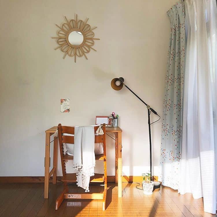 Stokke Japanさんのインスタグラム写真 - (Stokke JapanInstagram)「突然ですが質問です。トリップ トラップ（ビーチ材）の色は何色あるでしょうか?⠀  答えは13色(2021年1月13日現在)です。椅子は、インテリアの中でも重要な家具。リビングにいたら常に目にする存在です。子ども用だとしても、ましてや大人まで使うならなおさら色は悩みどころ。でも今は時節柄、実物を見に行くことも簡単ではありません。⠀ ⠀ そこで今月は、ユーザー様の事例を交えながらトリップ トラップの色のご紹介をしていきたいと思います。初回は、定番であり一番人気の「ナチュラル」です。⠀ ⠀ 【トリップ トラップ ナチュラル】⠀ 1973年に日本で発売してからずっと愛され続け、使い込んで飴色になったものも見かけるほど。どんなインテリアにもマッチし、飽きのこない、永遠の定番です。表面は木肌（木目）が見え、ツヤがあります。木目の個性も味わうことができ、「木製」だということを意識できる色です。大人になっても使いたいということで、トレンドに左右されないこの色を選ぶ方も多くいらっしゃいます。⠀ ⠀ ※色数は在庫状態によって変動します。廃盤になる色もありますので、Stokke.comにて最新状況をご確認くださいますようお願いします。⠀ ⠀ 📷1: @k.f.0711⠀ 📷2: @aot_and⠀ 📷3: @hiro35741014⠀ 📷4: @yu_ethical ※初期のチェアです ⠀ #ストッケ #トリップトラップ #トリップトラップナチュラル」1月13日 20時50分 - stokkejapan