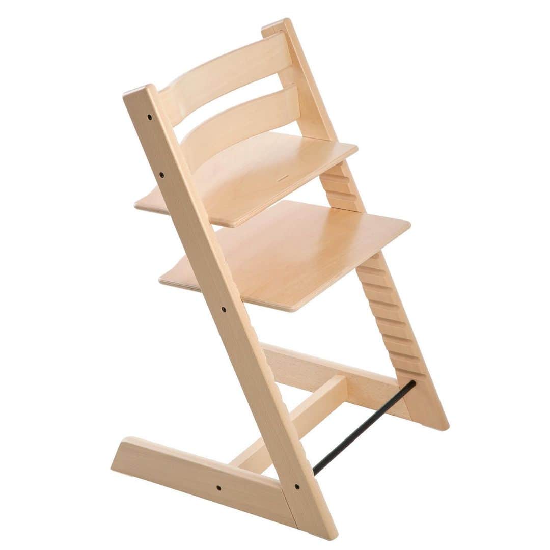 Stokke Japanさんのインスタグラム写真 - (Stokke JapanInstagram)「突然ですが質問です。トリップ トラップ（ビーチ材）の色は何色あるでしょうか?⠀  答えは13色(2021年1月13日現在)です。椅子は、インテリアの中でも重要な家具。リビングにいたら常に目にする存在です。子ども用だとしても、ましてや大人まで使うならなおさら色は悩みどころ。でも今は時節柄、実物を見に行くことも簡単ではありません。⠀ ⠀ そこで今月は、ユーザー様の事例を交えながらトリップ トラップの色のご紹介をしていきたいと思います。初回は、定番であり一番人気の「ナチュラル」です。⠀ ⠀ 【トリップ トラップ ナチュラル】⠀ 1973年に日本で発売してからずっと愛され続け、使い込んで飴色になったものも見かけるほど。どんなインテリアにもマッチし、飽きのこない、永遠の定番です。表面は木肌（木目）が見え、ツヤがあります。木目の個性も味わうことができ、「木製」だということを意識できる色です。大人になっても使いたいということで、トレンドに左右されないこの色を選ぶ方も多くいらっしゃいます。⠀ ⠀ ※色数は在庫状態によって変動します。廃盤になる色もありますので、Stokke.comにて最新状況をご確認くださいますようお願いします。⠀ ⠀ 📷1: @k.f.0711⠀ 📷2: @aot_and⠀ 📷3: @hiro35741014⠀ 📷4: @yu_ethical ※初期のチェアです ⠀ #ストッケ #トリップトラップ #トリップトラップナチュラル」1月13日 20時50分 - stokkejapan