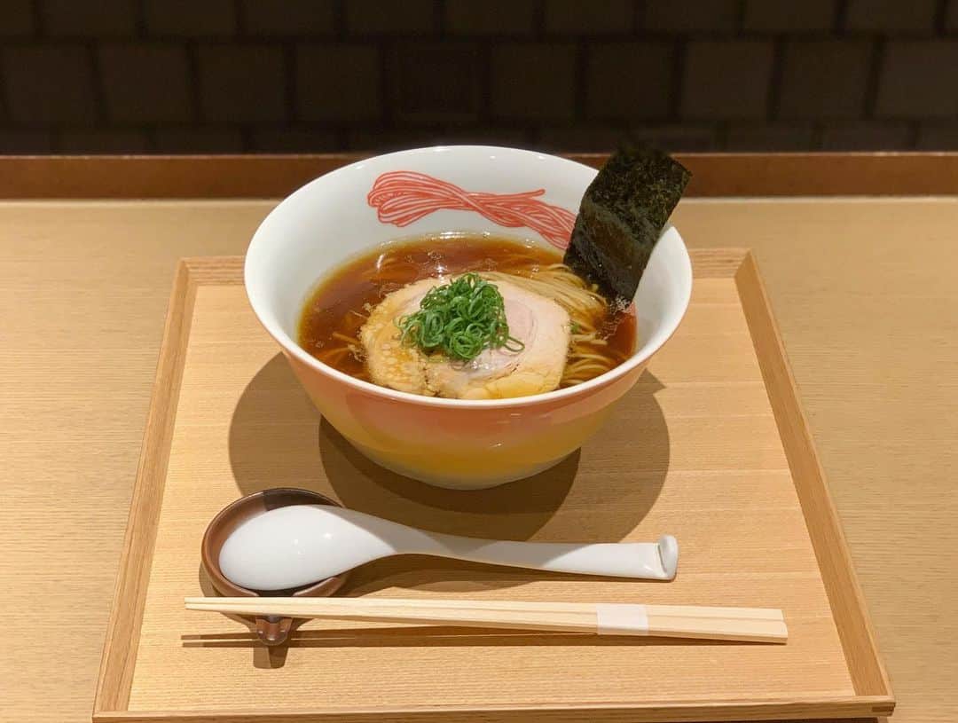 SUSURUさんのインスタグラム写真 - (SUSURUInstagram)「東京駅構内、グランスタ東京のハイクオリティラーメン！ 北海道、札幌の名店『Japanese Noodle Ramen Lab Q』プロデュースのお店です🍜 キリリと醤油を効かせたあっさりかつコク深いスープが美味しいです🍥 特製トッピングはブランド豚などが乗った必食のプレートです。 #susuru_tv #1776日目 #NipponRamen凛Tokyo #凛 #東京駅 #グランスタ東京 #東京 #醤油らぁ麺 #特製トッピング #うまい  #ラーメン #らーめん #ramen #ラーメン部 #ramennoodles #毎日ラーメン生活 #麺スタグラム #japaneseramen #japanramen #foodstagram #foodie #noodles #instanoodle #instaramen #instafood #susururecommended #醤油ラーメン #東京ラーメン」1月13日 20時43分 - susuru_tv