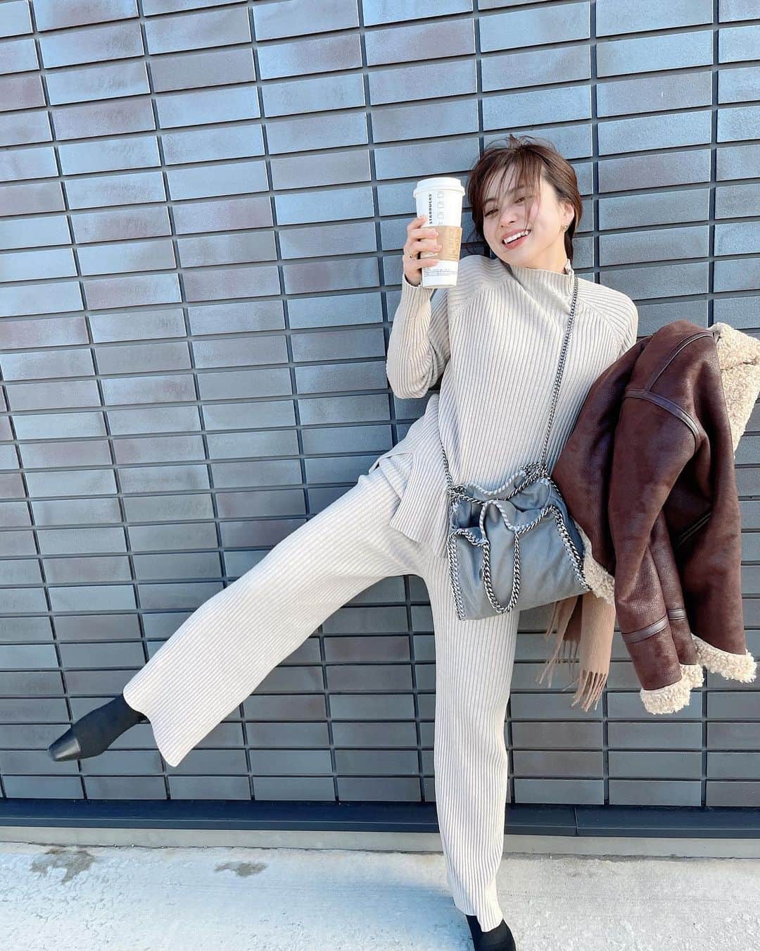 のインスタグラム：「人に写真撮ってもらうのまだなれず。 セレクトしてるお洋服は ままに撮ってもらうことが多いのだけど。 ままとの撮影2/3おふざけとか 変顔ばっかり。笑  でもとっても楽しいの〜 これ作り笑いじゃなくてほんとに笑ってる。  別々でも着られるセットアップ 今回の新作で一番人気だ〜❤︎  #openclose」