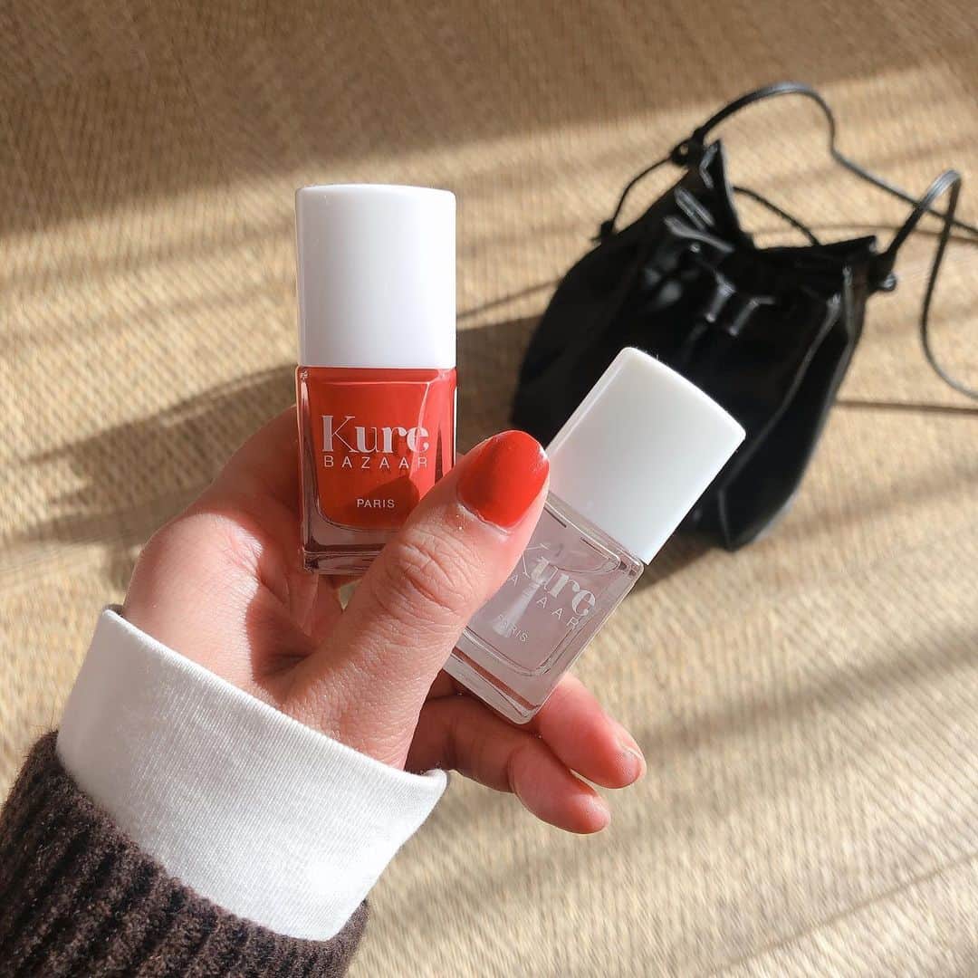 lily112988さんのインスタグラム写真 - (lily112988Instagram)「: #selfnail . . @kurebazaar_japan  オフィシャルアンバサダーになりました🙋🏻‍♀️❤️  キュアバザーは パリ発のエコナチュラルなネイルブランド💅🏼  90%天然由来成分で出来ているのに 1度塗りでも十分なくらい 鮮やかな発色・色持ち・ツヤ感❤️ そして速乾性も抜群🙆🏻‍♀️ クオリティの高いネイルカラーとして ヨーロッパでも定評があるそうです📝  今回は 1/12 新発売のネイルカラー バッチョ❤️ そして 定番人気商品の ドライフィニッシュ をお試ししたよ~🙋🏻‍♀️  バッチョ とは イタリア語でkissという意味💋 Happy感あふれる オレンジレッド❤️ 手元がパッと華やかに🌷  ドライフィニッシュで仕上げると 更につやっつや❤️  1/12~1/31迄🗓 新宿ルミネ1/2階 プロモーションスペースにて POPUP STORE がオープン❕ こんな時期なので ぜひ❕とは言えないのですが お近くを通られる方は 寄ってみてくださいね😌  --------------------  ◻️ 10Free トルエン・ホルムアルデヒド・フタル酸ジエチル・合成カンファー・トリフェニルリン酸・パラベン類・酸化チタン(ナノ成分)・キシレン・スチレン酸・オキシベンゾン1,2,3 ◻️ 90%bio-source 90%がナチュラルオリジン 石油成分を抑え、天然由来成分(木材パルプ・小麦・コットン・ポテト・コーン)を使用 ◻️ 爪を健やかに導くトリートメント成分 ・バンブーエキス・ビタミンE・ヒマワリ種子油 ◻️ ネイルカラーの機能を追求 発色がいい、色持ち、ツヤ、速乾性に優れた製品  -------------------- #kurebazaar #キュアバザー #10フリー #ナチュラルネイルカラー #セルフネイル #ヴィーガン #paris #コスメ #お気に入りコスメ #cosme #beauty #モデル #読者モデル #ママモデル #beautyまとめ #美容 #美容好きな人と繋がりたい #爪かわいい #オレンジレッド #ワンカラーネイル #自爪ネイル #コスメキッチン #コスキチ #cosmekitchen #ネイルポリッシュ #ネイルケア #セルフネイル部」1月13日 20時47分 - lily112988
