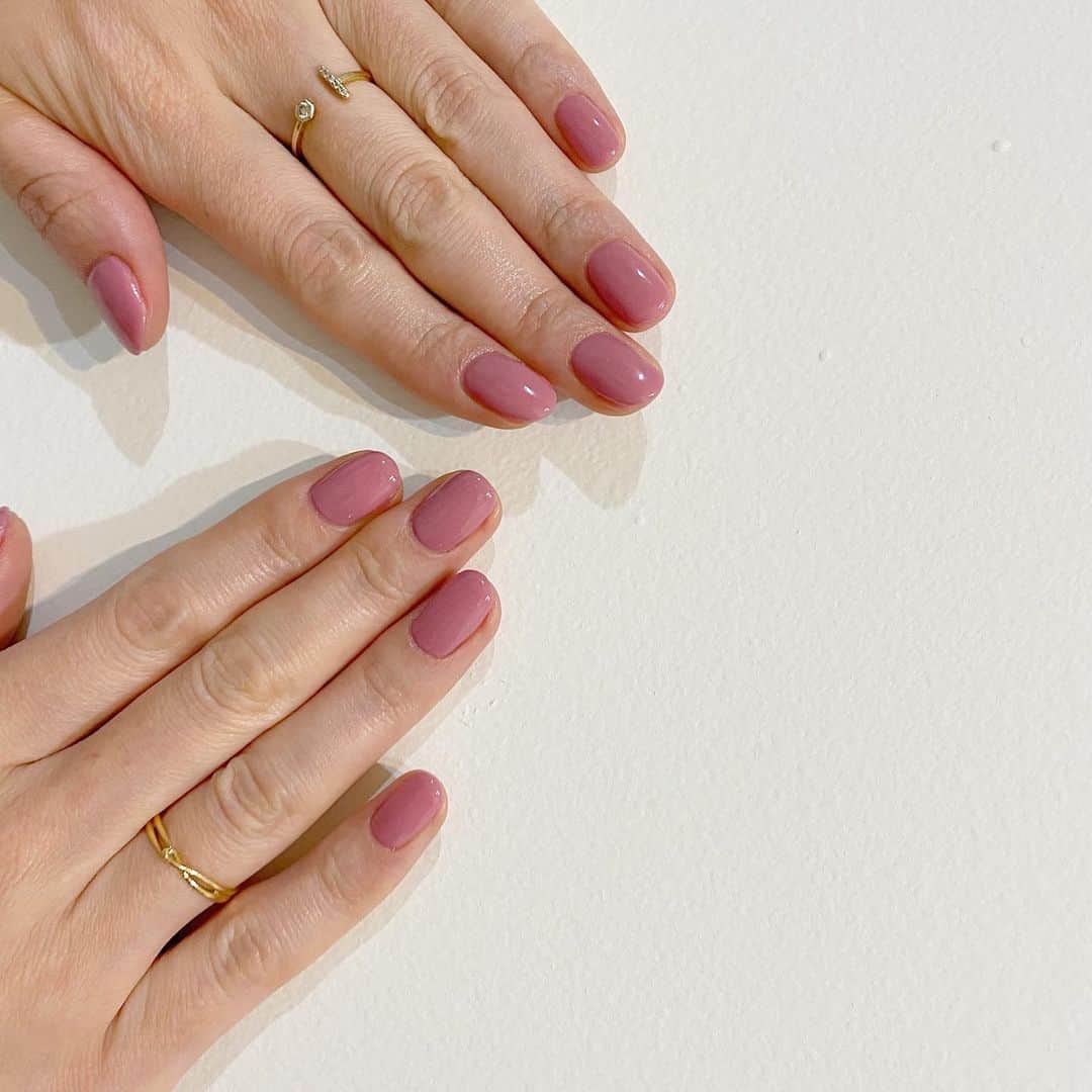 Kana Kobayashiさんのインスタグラム写真 - (Kana KobayashiInstagram)「#ワンカラーネイル #シンプルネイル #ネイル #nails #ピンク #艶色 #三越前ネイルサロン」1月13日 20時48分 - anela_kana