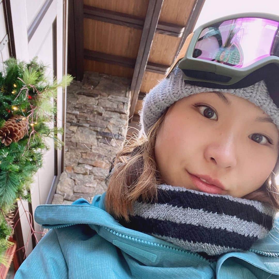 エビアン・クーのインスタグラム：「January ❄️❄️❄️❄️❄️ ずっと夏ってより やっぱり冬も恋しくなる 無い物ねだりなんだよね とにかくコロラド州にいる間 この瞬間をエンジョイします  #寒いのもすき #でも寒すぎるのもいや #山のシーンは最高 #冬の川音 #自然すき」