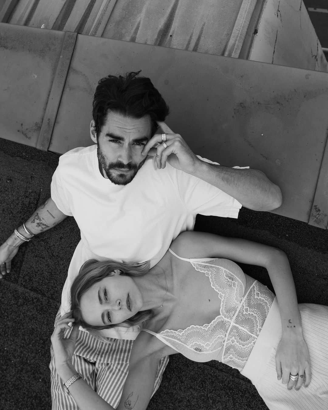 NICOLAS SIMOESのインスタグラム：「On the roof & on your side 🖤 @nicoetcoco」