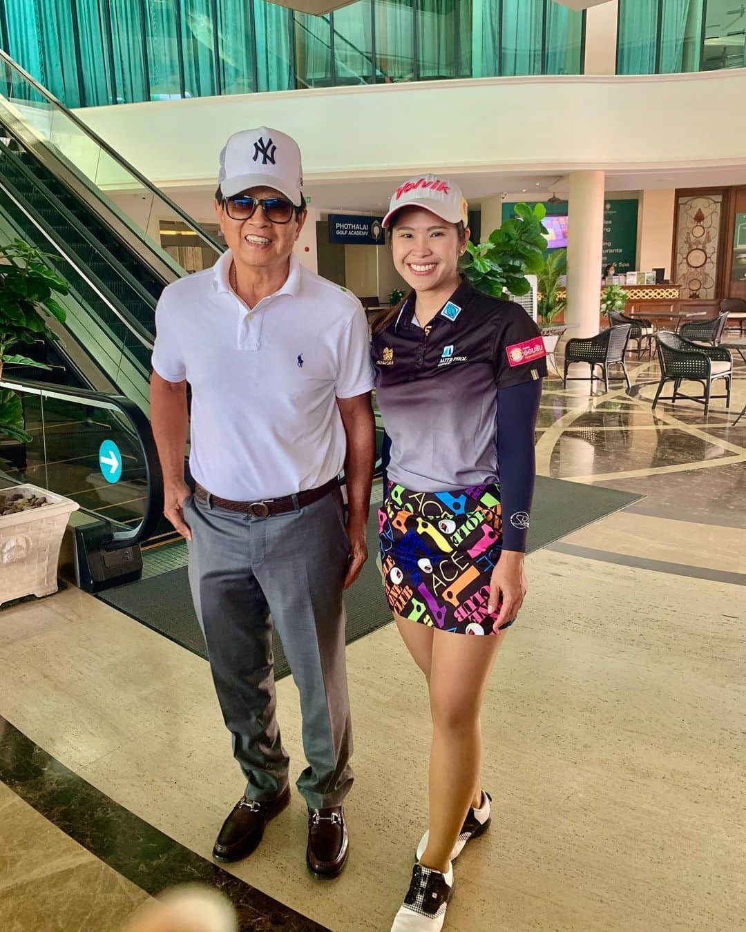 ポーナノン・ファトラムのインスタグラム：「กราบสวัสดีดีปีใหม่Big bossค่ะ🥰 ผู้มีพระคุณของหนู ความบังเอิญที่ทำให้ได้เจอคุณลุง😁 #singha #bigboss #feelingsohappy」