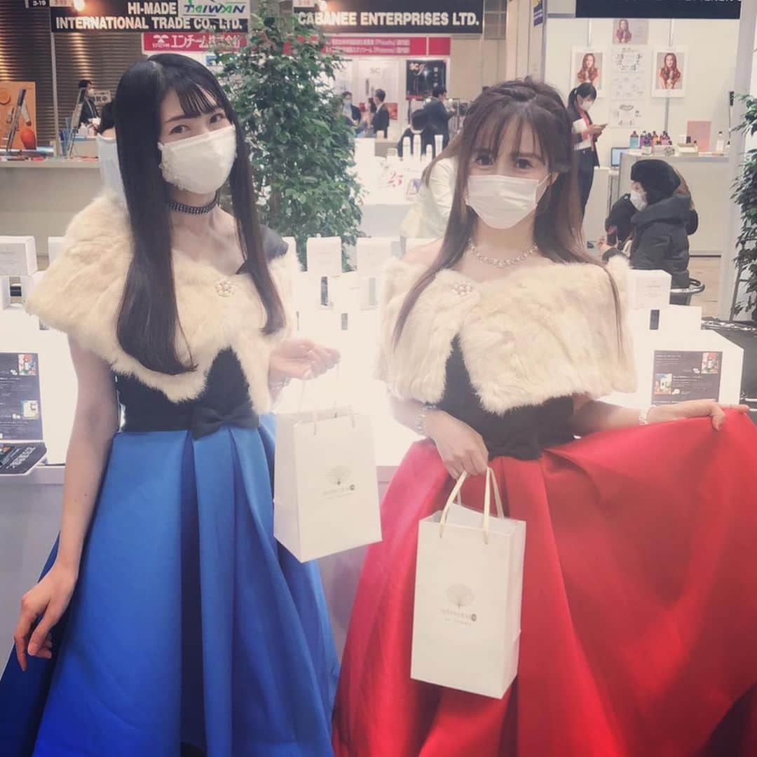 小野さゆりさんのインスタグラム写真 - (小野さゆりInstagram)「#ヒトユライ の姉妹ブランド イリヤボーがデビュー✨  どんどん進化していく美容業界だけど、最先端技術をたっぷりつめこんだラインナップになってます✨  個人的にオススメは、 顔が2日間リフトアップし続ける ◆ブースターアップセラム。 顔を持ち上げるように塗ると10秒後ビビる。 低分子生コラーゲン原液や超微粒子ナノプラチナ原液、超微粒子ナノゴールド原液を配合！  長寿どころか、若返りの効果まで期待できる！ ◆アクティブサプリメント ワシントン大学の今井眞一郎教授が研究の成果を発表して以降、世界の医学界で大きな話題を集めているNMNは、人間の持つ長寿遺伝子（サーチュイン）を活性化！他にも美容成分を凝縮！  大量に買い漁りたいものが多すぎる…  15日まで #国際化粧品展  #エターナルビューティ さんにてお世話になります✨ だいすきなメンバーでたのしー✨  13時、16時にはイリヤさんによるインスタライブ  15時からは、 #長野オリンピックや　#きゃりーぱみゅぱみゅ #perfume #ジブリ の #ゲド戦記 などの音楽制作などを手掛けた音楽プロデューサー　#中脇雅裕 氏とイリヤ氏によるトークショー✨配信  皆様是非 イリヤボーのインスタアカウントをチェックしてね✨  #hitoyurai  #MNM #国際化粧品展　#cosmeTOKYO #cosmetokyo2021 #cosmetics #cosme #コスメ　#コスメ部　#イリヤボー　#コスメ東京2021 #コスメ東京　#iriyabeau」1月13日 19時21分 - sayuriono0301