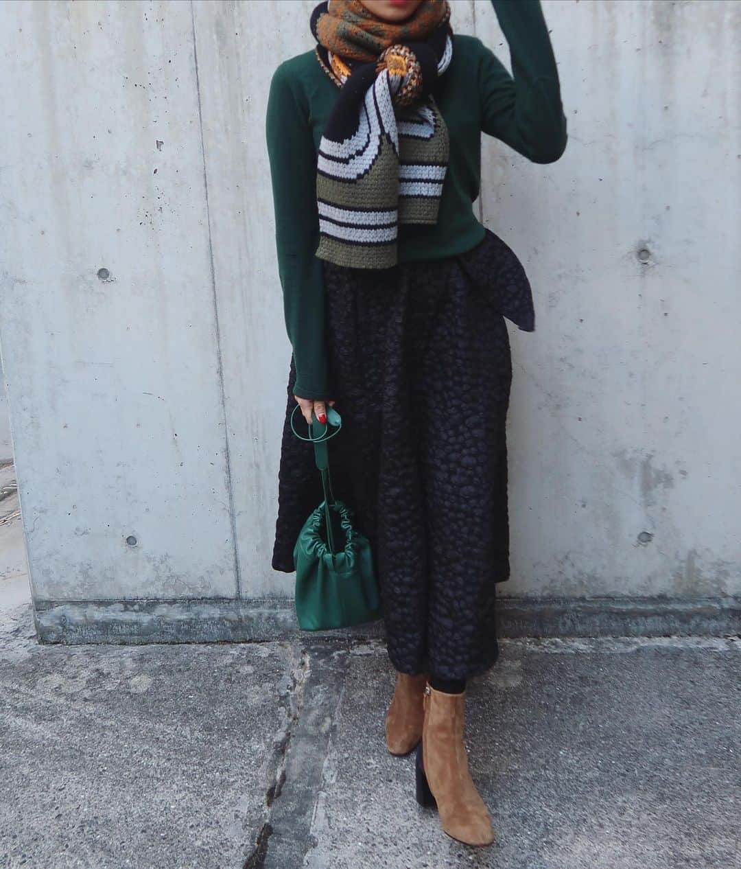 のインスタグラム：「. Green.Beige.Black 🖤 . ２枚目となるマフラー🧣がお気に入り💚 . tops. @maisonmargiela  boots. 🧣　@hermes  bag  @jilsander  . #ootd」