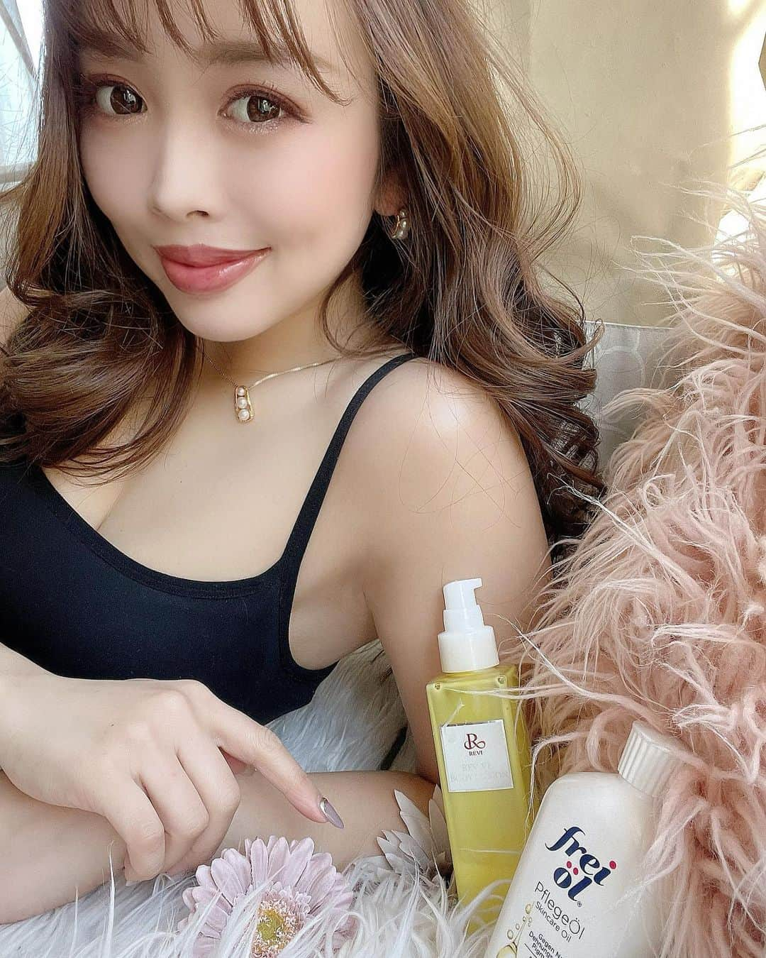 板橋瑠美さんのインスタグラム写真 - (板橋瑠美Instagram)「"冬でももち肌✨✨🍑﻿ ﻿ ﻿ 愛用してるfreoil✨﻿ オイルなのに肌になじんで全然ベタつかないのー💕﻿ ﻿ ﻿ 保湿力抜群で普段使っているケア商品にプラスするだけで潤いが増すから、﻿ 最近はボディクリームに 数滴混ぜて使ったりするよ❤️﻿ ﻿ ﻿ 伸びもよくなるし次の日も潤いキープしてくれます☺️﻿ ﻿ この乾燥がひどい時期の強い味方💓﻿ ﻿ ﻿ フレイオイルは植物由来だから敏感肌の人も安心して使えます🌿﻿ ﻿ ﻿ もちろん髪や顔など全身のケアにもつかえるよ✨﻿ ﻿ ﻿ マツキヨとか、ココカラファインで手軽に買いに行けるので是非💕😉﻿ ﻿ @freioil.jp  ﻿ ﻿ ﻿ ﻿ ﻿ ﻿ #freiöl #freioil #フレイオイル #フレイオイルがある生活 #おこもり美容 #潤いプラス #保湿 #プラス1滴 #pr#毎日ケア#ツル肌#マシュマロbody"」1月13日 19時22分 - rumi_official_0616