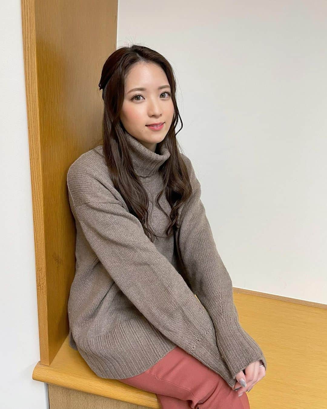 色紙千尋さんのインスタグラム写真 - (色紙千尋Instagram)「萌え袖ポーズむずかし🤣珍しく私服で🧣昨日、番組に送っていただいたはがきやメールを読ませていただきました！！はがきいっぱいにメッセージを書いてくださったり、イラストを描いてくださった方もいて、すべてのメッセージに感激しました…！！女性の方も結構いらっしゃって本当に嬉しかったです✨改めて、私をみてくださっている方々がいらっしゃるんだなぁと…😢いつもインスタのコメントなど、心からありがとうございます！今年も1年、頑張れます！！😆🔥」1月13日 19時25分 - shikishi_chihiro